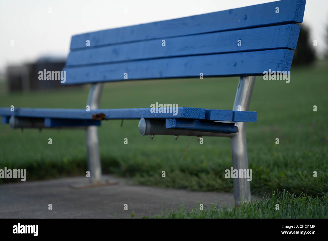 Gros plan d'un joli banc bleu sur l'herbe verte à Douvres, Delaware Banque D'Images