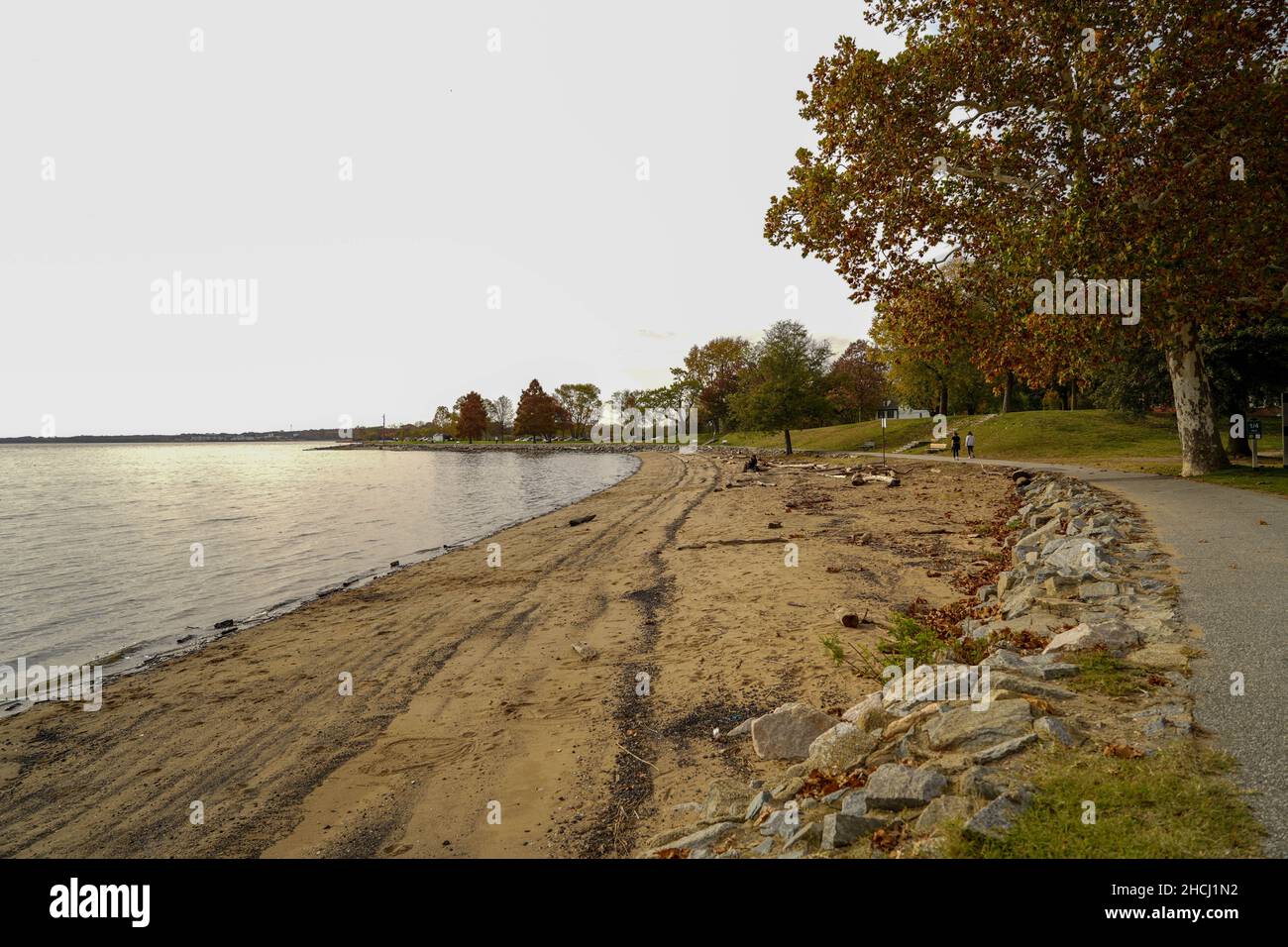 Belle vue sur une petite route à côté de la plage avec beaucoup de rochers à Douvres, Delaware Banque D'Images
