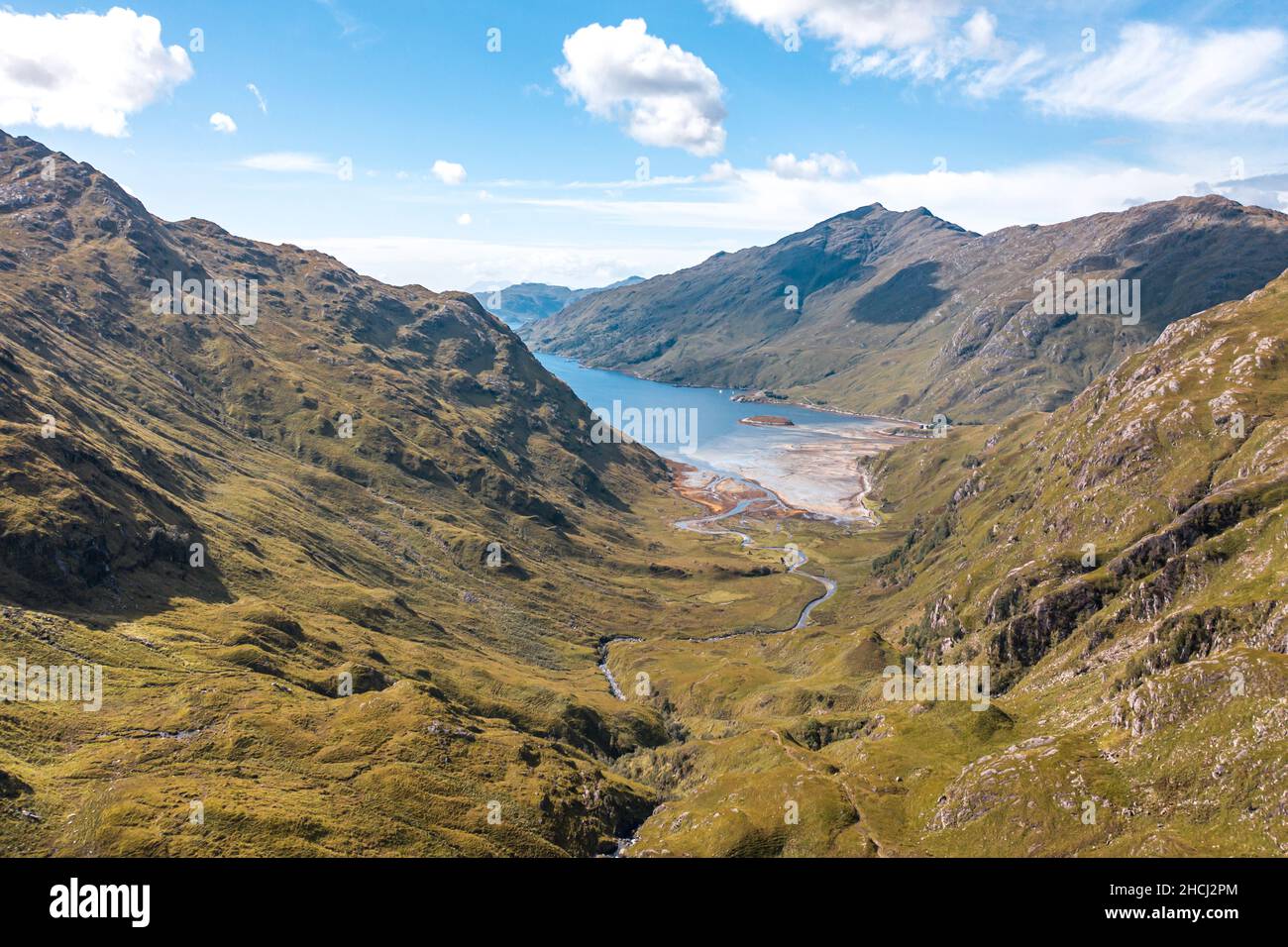 Paysage écossais vue aérienne du Loch et des montagnes Banque D'Images