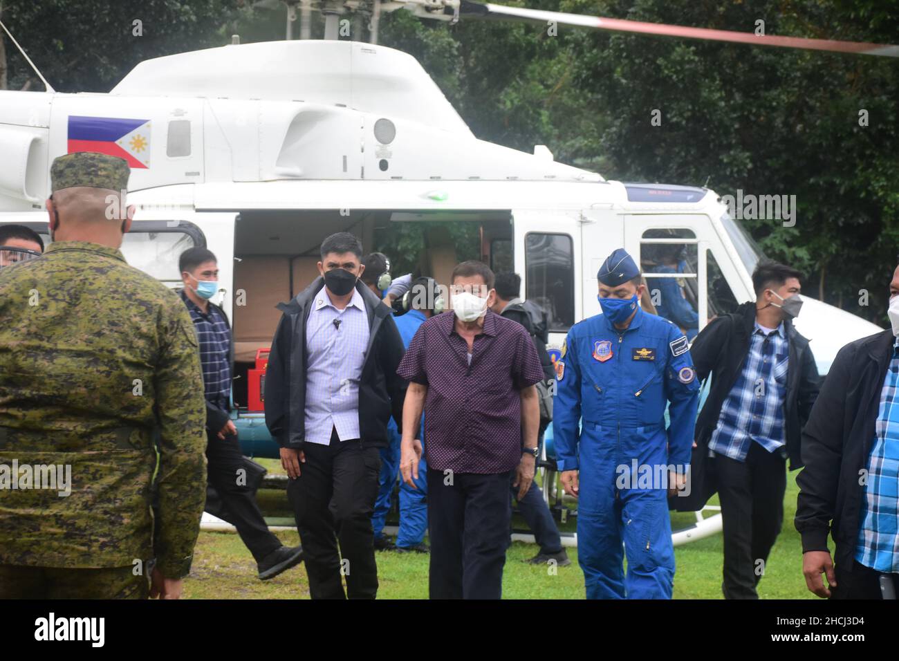 Le président Rodrigo Roa Duterte poursuit son inspection des zones gravement dévastées par le typhon Odette.Il s'agit d'une partie de ses inspections au sol dans les zones dévastées par TS Odette dans le centre de Visayas et Mindanao.Le Président Duterte vérifie personnellement l'état des personnes touchées qui séjournent actuellement dans un centre d'évacuation et s'entretient avec les responsables du gouvernement local, ainsi qu'avec les organismes gouvernementaux concernés, pour aider les familles et les personnes touchées par le typhon,dans le cadre de l'engagement du gouvernement à fournir des secours immédiats et des efforts de réhabilitation.(Photo de Joseph Banque D'Images