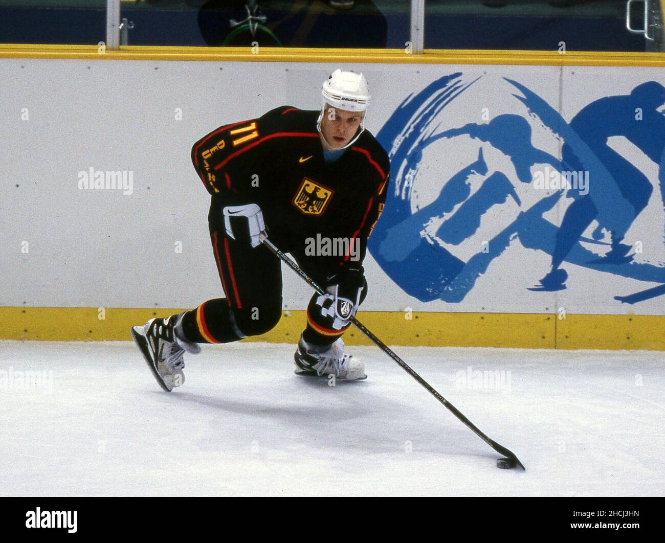 Nagano, Japon.29th décembre 2021. Firo: Sport, hiver Sport Olympia, Olympiade, 1998 Nagano,Japon, Jeux Olympiques d'hiver, 98, images d'archives hockey sur glace, MV§nner, Men Germany - Japan 3: 1 Stefan Ustorf, Individual action Credit: dpa/Alay Live News Banque D'Images