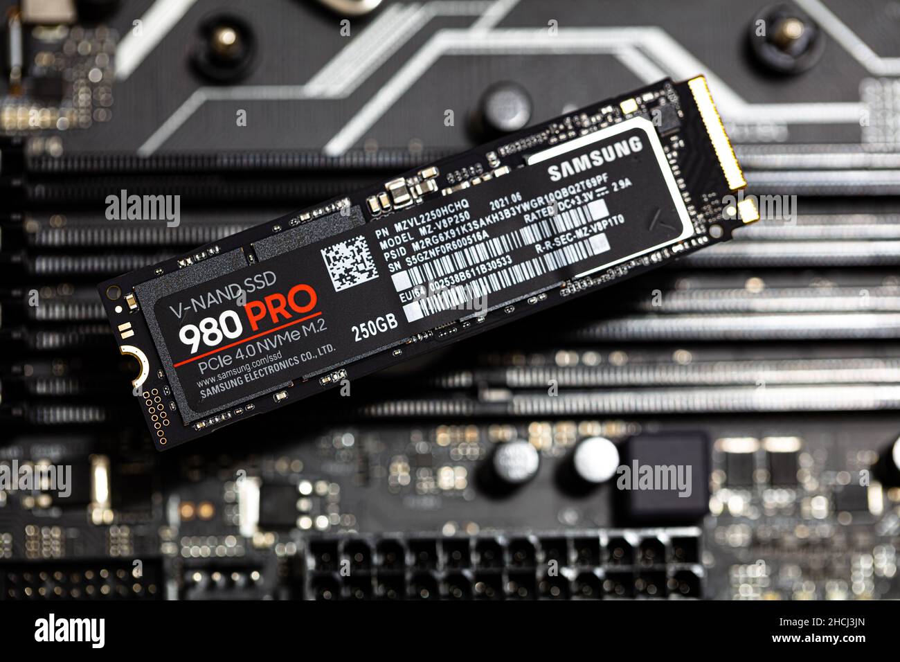 Séoul, Corée du Sud - 28 décembre 2021 : Samsung SSD 980 PRO PCle 4,0 NVMe M.2 sur fond de carte mère Banque D'Images