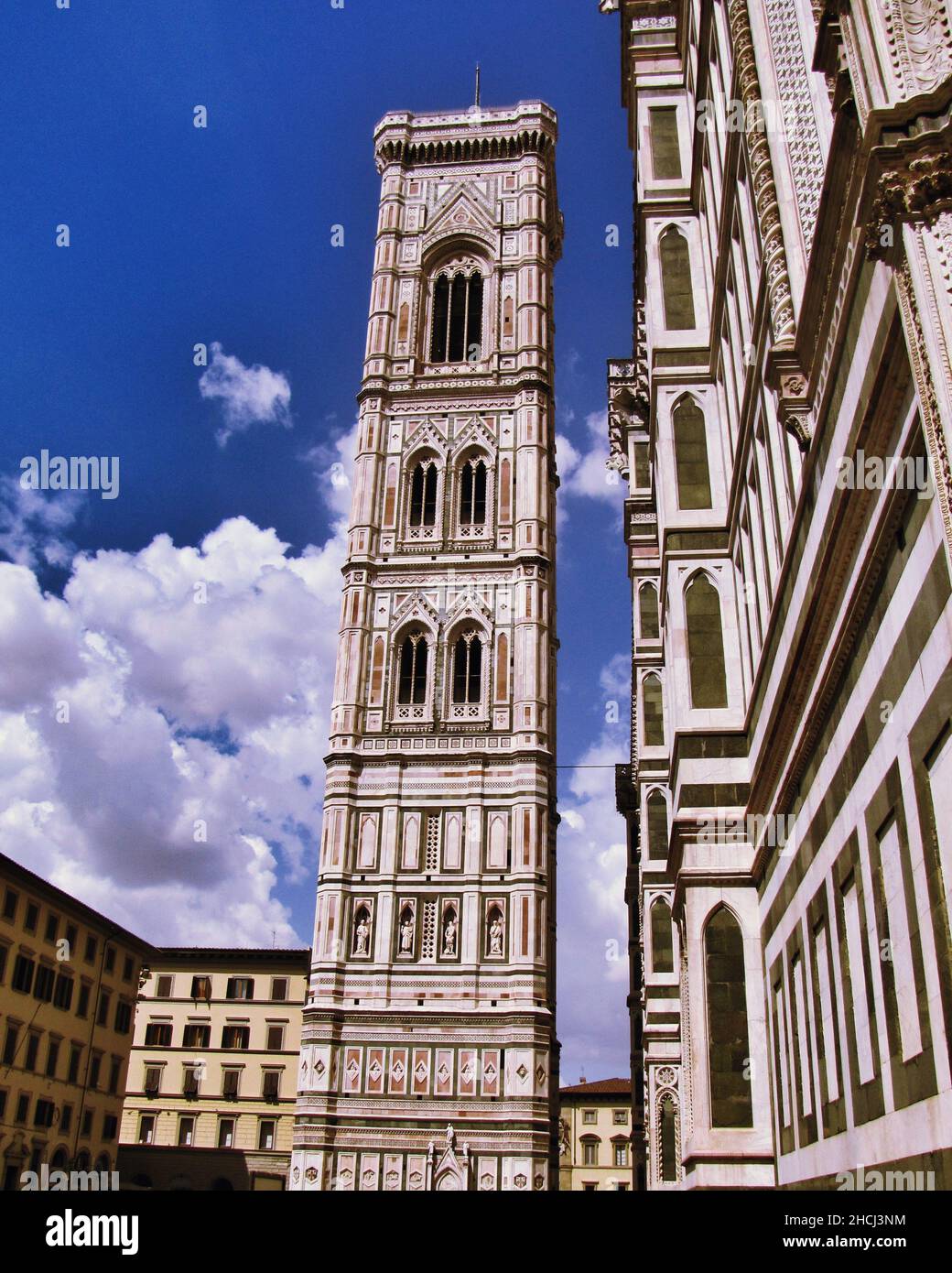 Belle photo de la tour de cloche de Giotto sous le ciel nuageux pendant la journée Banque D'Images