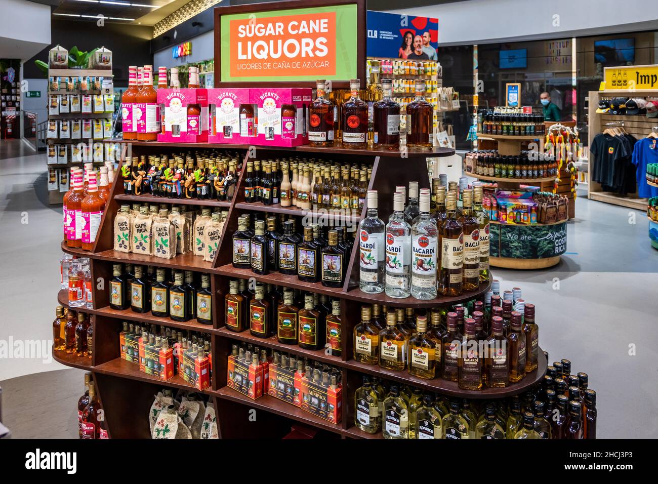 Liqueurs de canne à sucre à vendre dans les boutiques de cadeaux de l'aéroport international Juan Santamaría de San José.Costa Rica, Amérique centrale. Banque D'Images