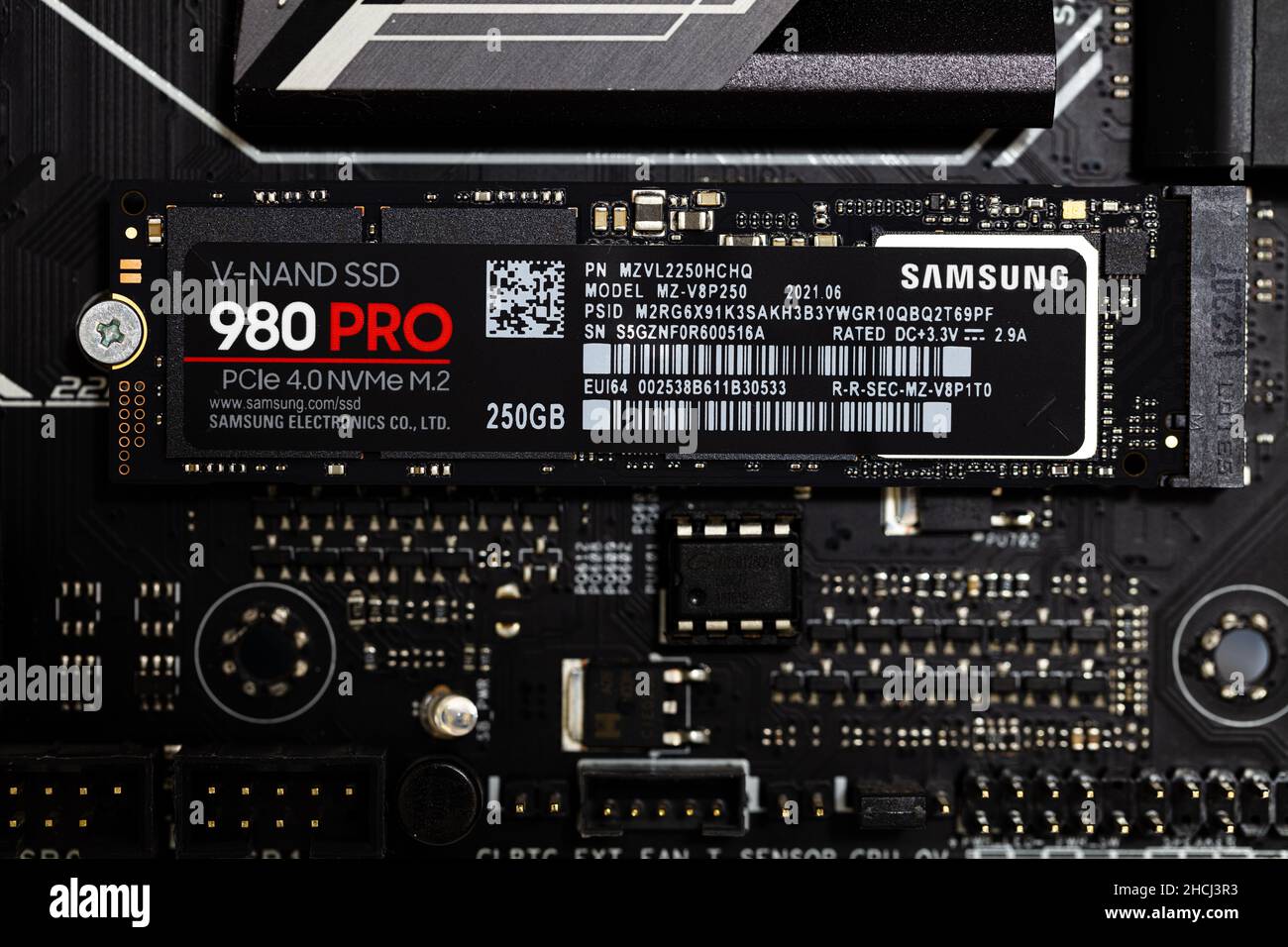 Séoul, Corée du Sud - 28 décembre 2021 : Samsung SSD 980 PRO PCle 4,0 NVMe M.2 sur fond de carte mère Banque D'Images