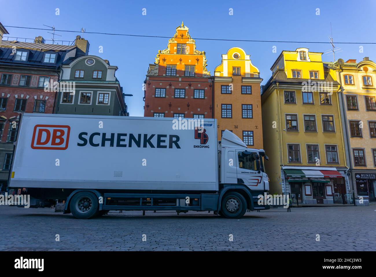 Stockholm, Suède - 19 octobre 2021 : camion de livraison blanc devant le célèbre bâtiment de la vieille ville de Stockholm Banque D'Images