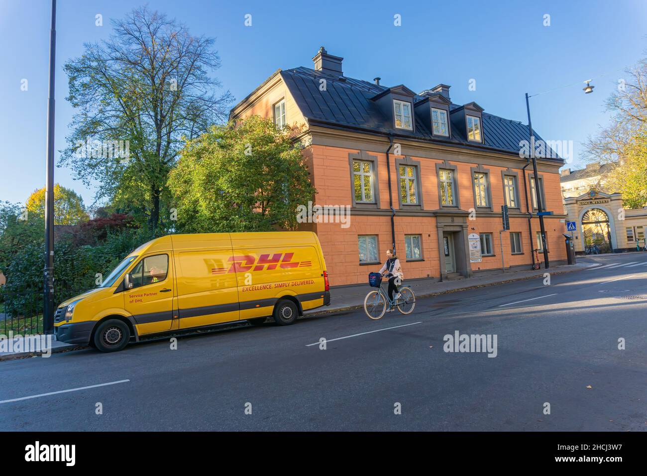 Stockholm, Suède - 19 octobre 2021 : camionnette de livraison au milieu de Stockholm, garrée pour livraison devant le bâtiment Banque D'Images