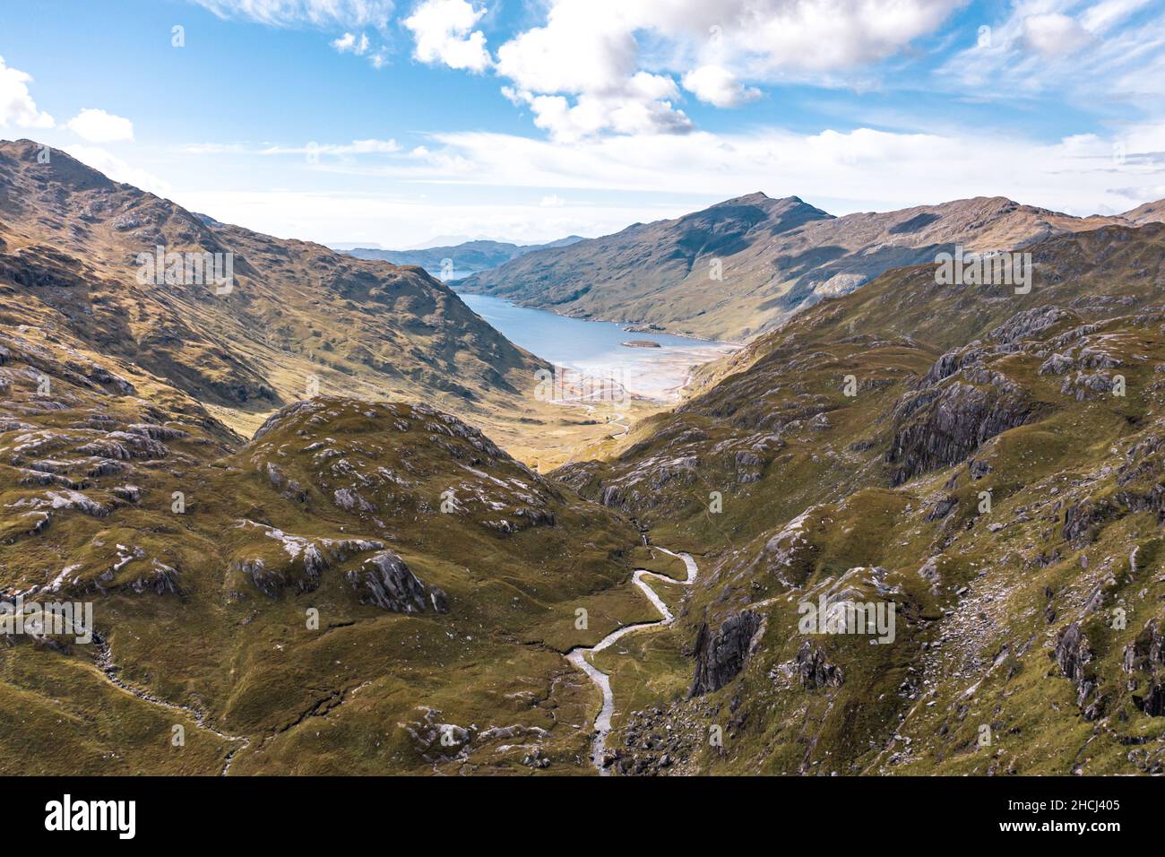 Paysage écossais vue aérienne du Loch et des montagnes Banque D'Images