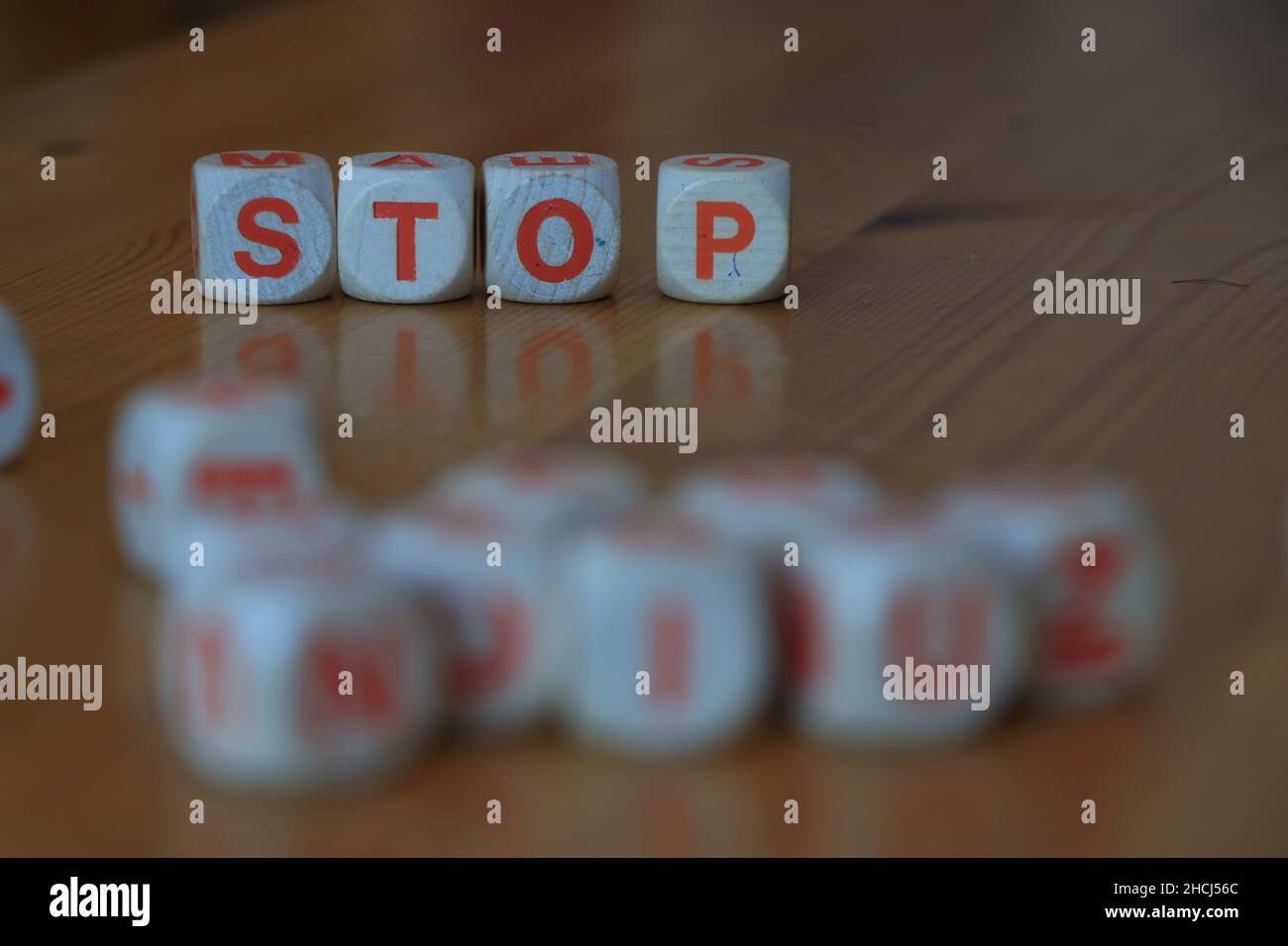 Dés de lettre orange et blanche en bois formant le mot « Stop » sur fond de bois.Photo de haute qualité Banque D'Images