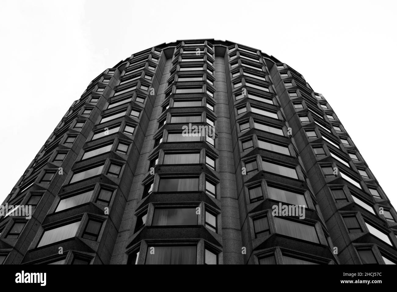 Low angle prise de vue d'une partie extérieure d'un célèbre bâtiment en noir et blanc Banque D'Images