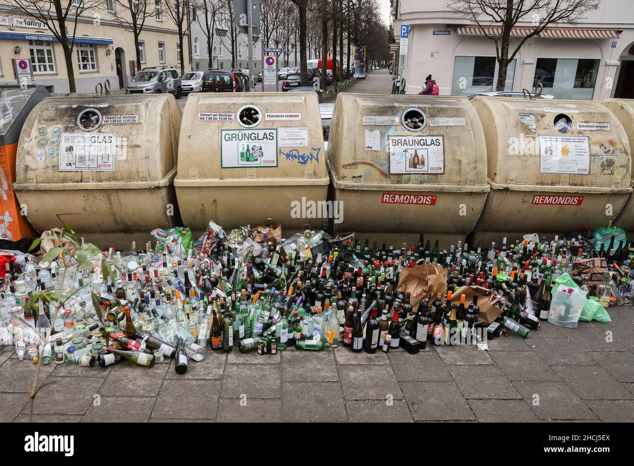 Conteneurs de bouteilles en verre de recyclage débordant avec des rangées de bouteilles alignées en face sur le sentier, Munich, Allemagne, Europe. Banque D'Images