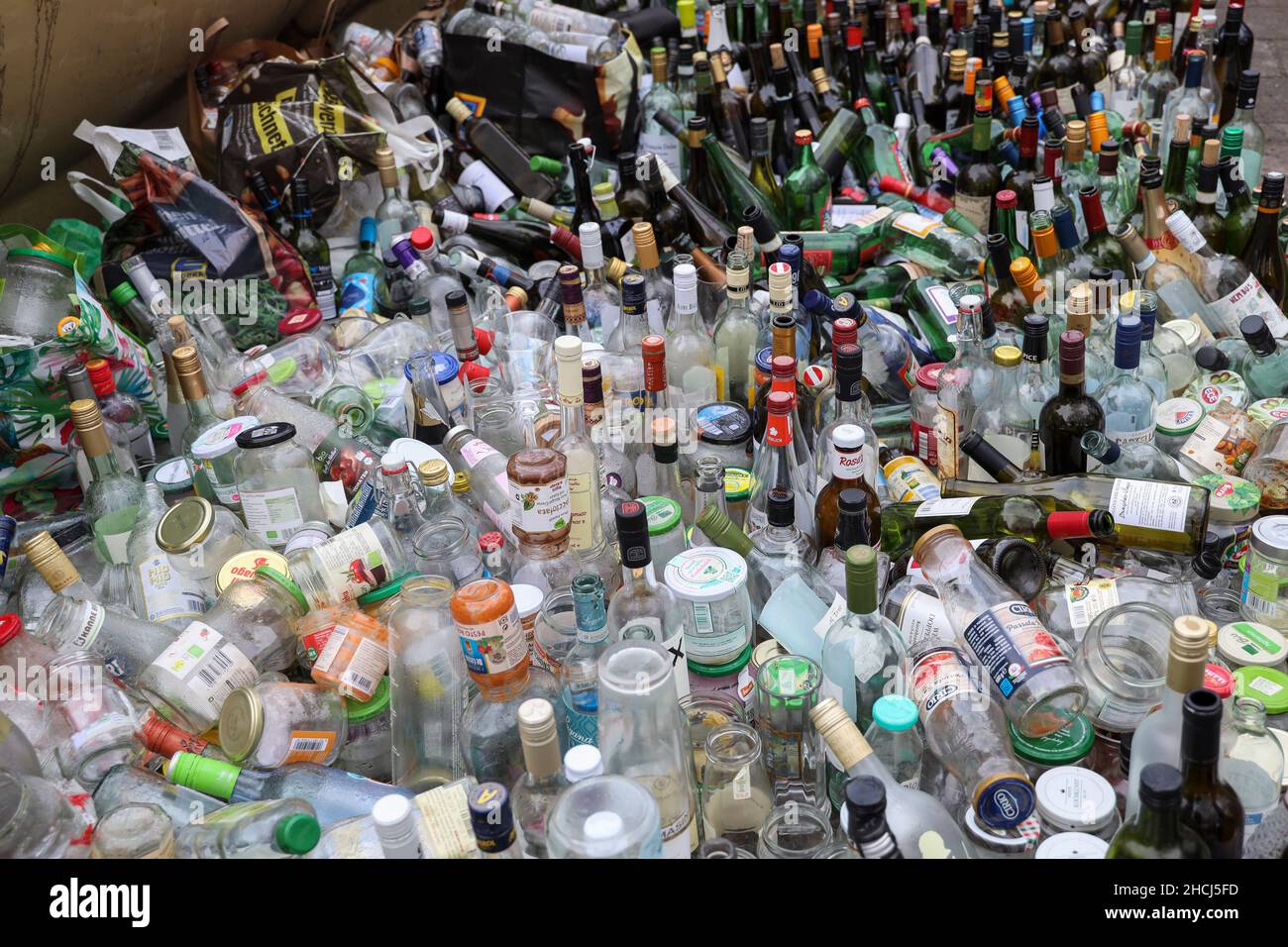 Gros plan des rangées de bouteilles alignées devant les conteneurs de bouteilles en verre de recyclage,Munich,Allemagne,Europe. Banque D'Images
