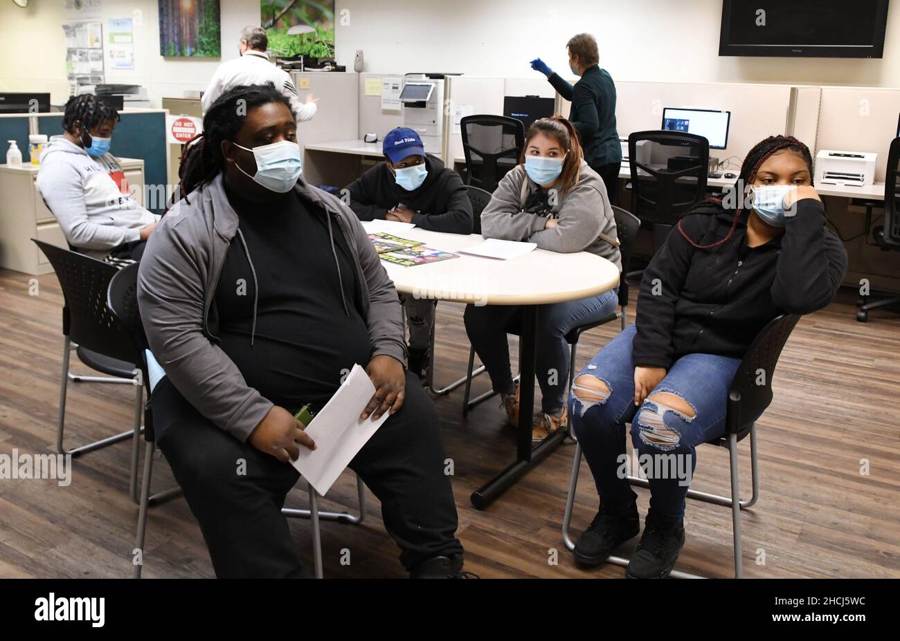 Racine, Wisconsin, États-Unis.29th décembre 2021.Les demandeurs d'emploi attendent d'être interviewés à un salon de l'emploi Foxconn Industrial Internet le mercredi 29 décembre 2021 au centre de développement de la main-d'œuvre du comté de racine, à racine, Wisconsin.L'entreprise a des ouvertures immédiates pour 100 assembleurs électriques à un salaire de départ de $16,50 par heure.Il y a une augmentation de salaire promise après 90 jours.Crédit : ZUMA Press, Inc./Alay Live News Banque D'Images