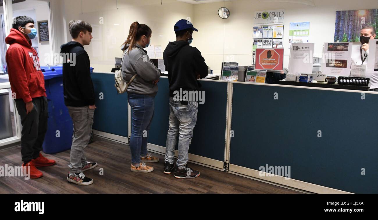 Racine, Wisconsin, États-Unis.29th décembre 2021.Les demandeurs d'emploi signent un salon de l'emploi Foxconn Industrial Internet mercredi 29 décembre 2021 au centre de développement de la main-d'œuvre du comté de racine, à racine, Wisconsin.L'entreprise a des ouvertures immédiates pour 100 assembleurs électriques à un salaire de départ de $16,50 par heure.Il y a une augmentation de salaire promise après 90 jours.Crédit : ZUMA Press, Inc./Alay Live News Banque D'Images