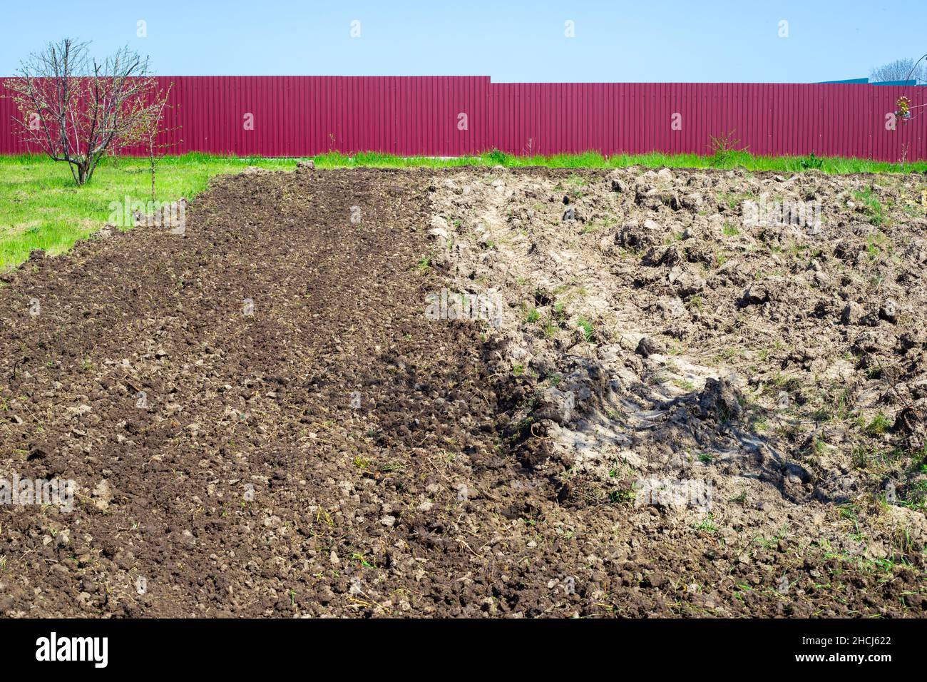 Labour d'un champ agricole au printemps.Terrain avec clôture.Agriculture et agronomie. Banque D'Images