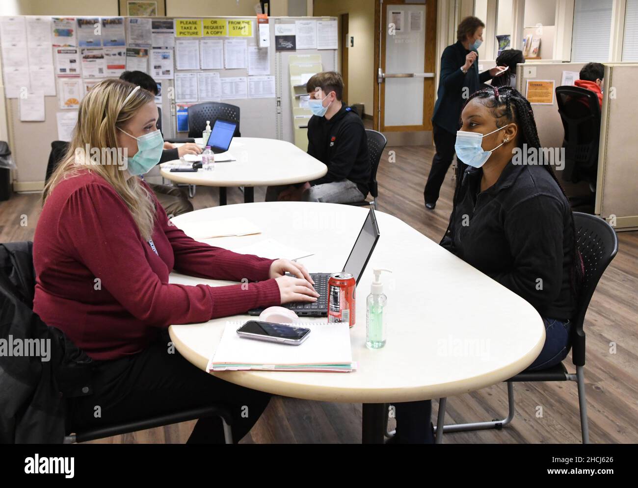 Racine, Wisconsin, États-Unis.29th décembre 2021.JENNA Pendich, recruteur de Foxconn, a laissé des entrevues avec NIA BELL à un salon de l'emploi de Foxconn Industrial Internet le mercredi 29 décembre 2021 au centre de développement de la main-d'œuvre du comté de racine, à racine, Wisconsin.L'entreprise a des ouvertures immédiates pour 100 assembleurs électriques à un salaire de départ de $16,50 par heure.Il y a une augmentation de salaire promise après 90 jours.Crédit : ZUMA Press, Inc./Alay Live News Banque D'Images