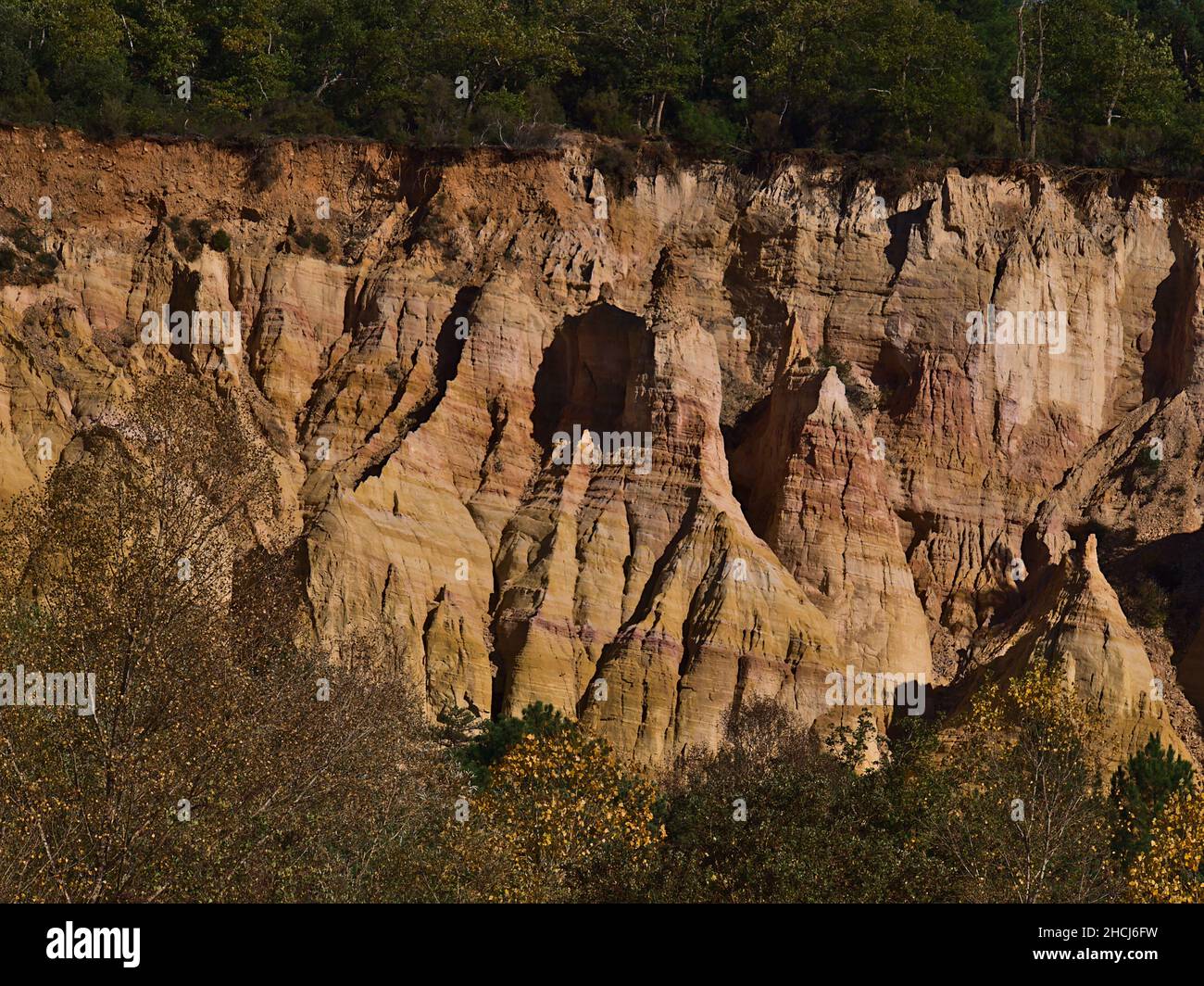 Belle vue sur les rochers ocre jaune et orange du Colorado de Rustrel dans la vallée du Luberon, Provence, France le jour ensoleillé de la saison d'automne. Banque D'Images