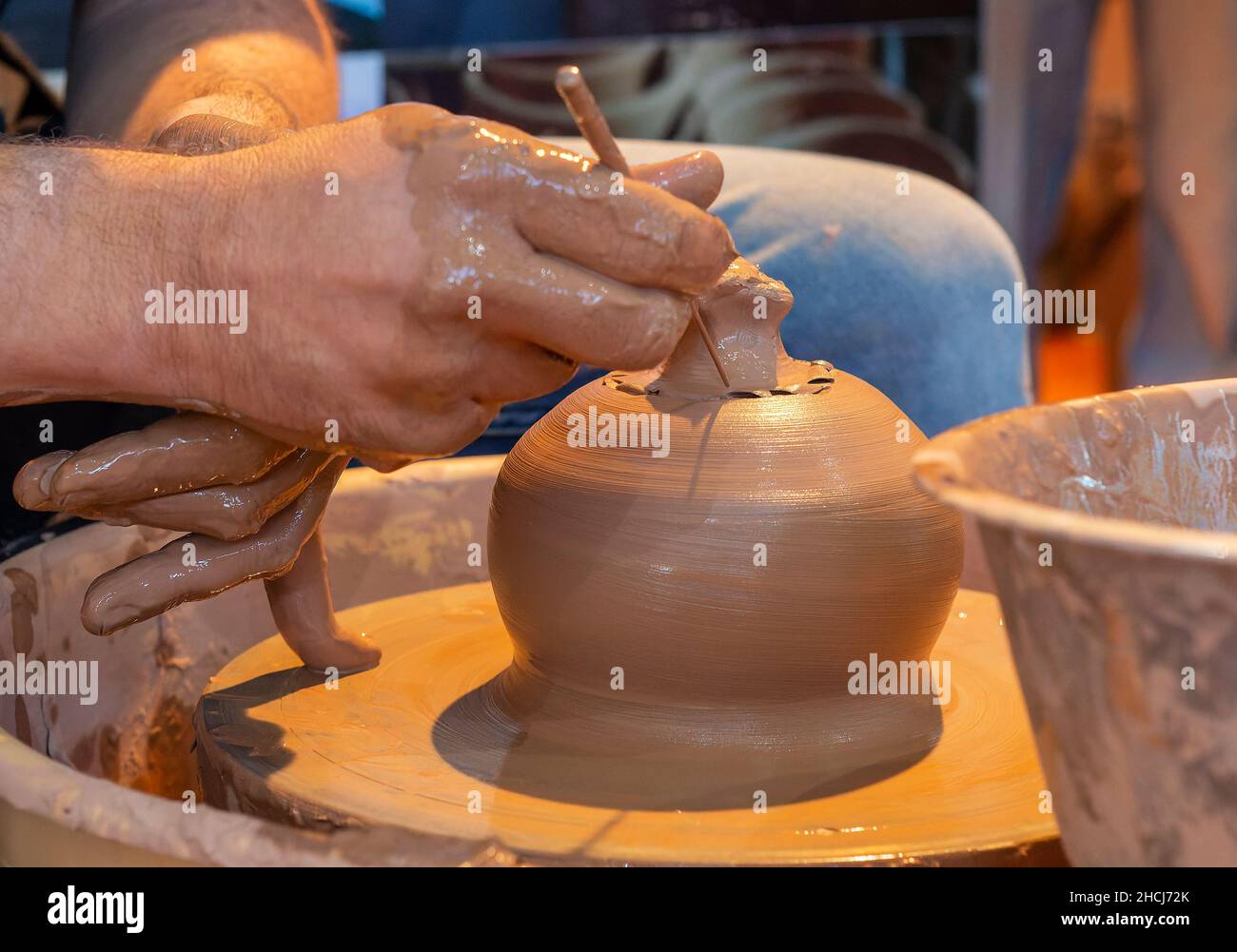 Mains d'un potier, la création d'un pot en terre sur le cercle Banque D'Images