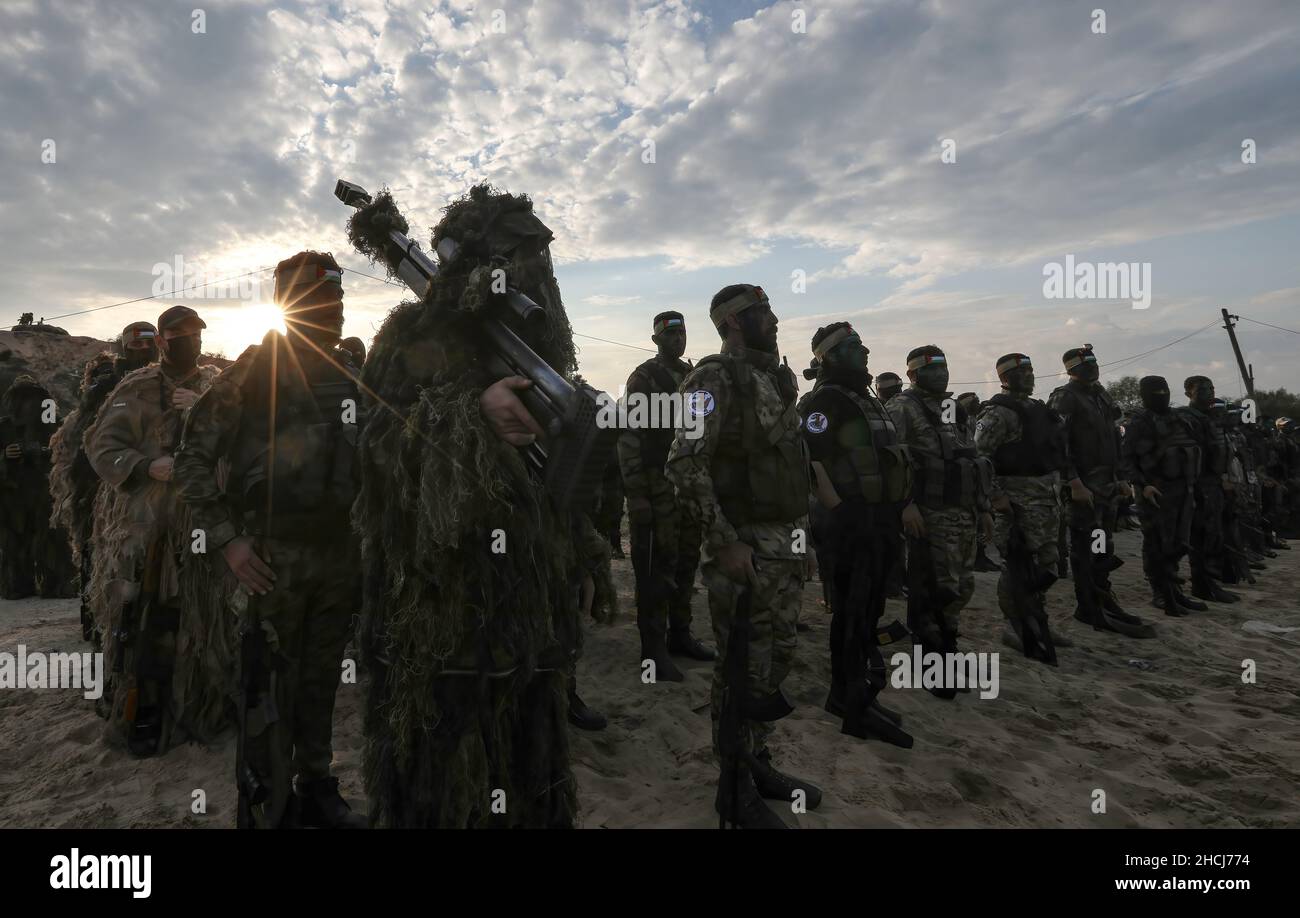 Gaza, Palestine.29th décembre 2021.Des militants palestiniens vus lors du forage militaire « Al -Rokn Al Shadeed 2 » organisé par les factions armées palestiniennes à Rafah, dans le sud de la bande de Gaza.Crédit : SOPA Images Limited/Alamy Live News Banque D'Images