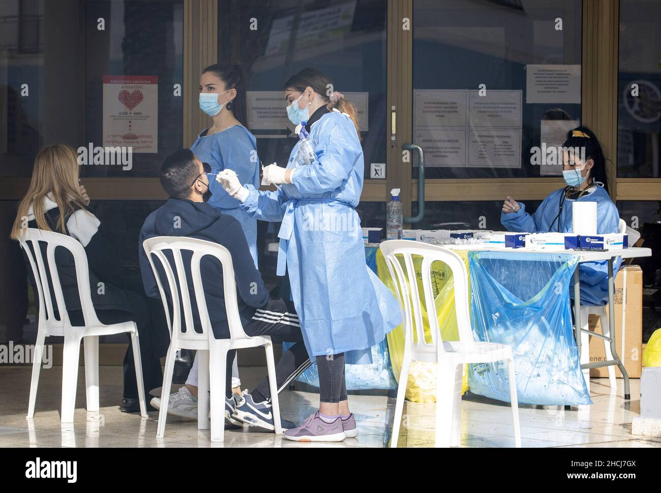 (211229) -- NICOSIE, le 29 décembre 2021 (Xinhua) -- Un travailleur médical se fait passer un écouvillon d'un homme pour un test rapide COVID-19 à Nicosie, Chypre, le 29 décembre 2021.De nouvelles mesures d'urgence visant à ralentir la pandémie de coronavirus à Chypre seront mises en place, a annoncé mercredi le ministre de la Santé, Michalis Hadjipantelas.À compter du 30 décembre, tout le monde, à l'exception de ceux qui ont reçu une troisième dose de vaccin, devra présenter un test négatif de 24 heures avant d'entrer dans ce que Hadjipantelas a appelé des lieux à « haut risque », tels que des lieux de divertissement, des clubs de danse et des salles de réception pour les mariages.Le maximum engourdi Banque D'Images