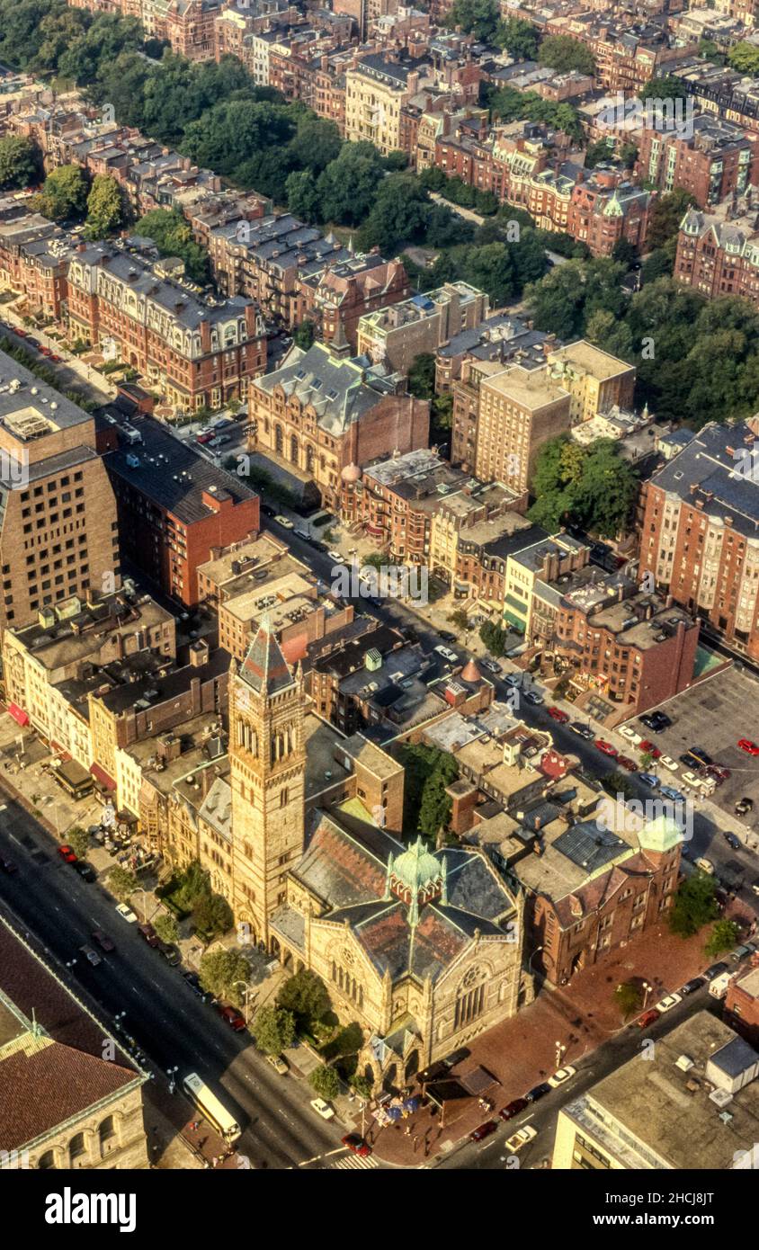 1990 image d'archive de la nouvelle église Old South à Copley Square et de la région de Back Bay à Boston, Massachusetts, vue depuis le sommet de la tour John Hancock. Banque D'Images