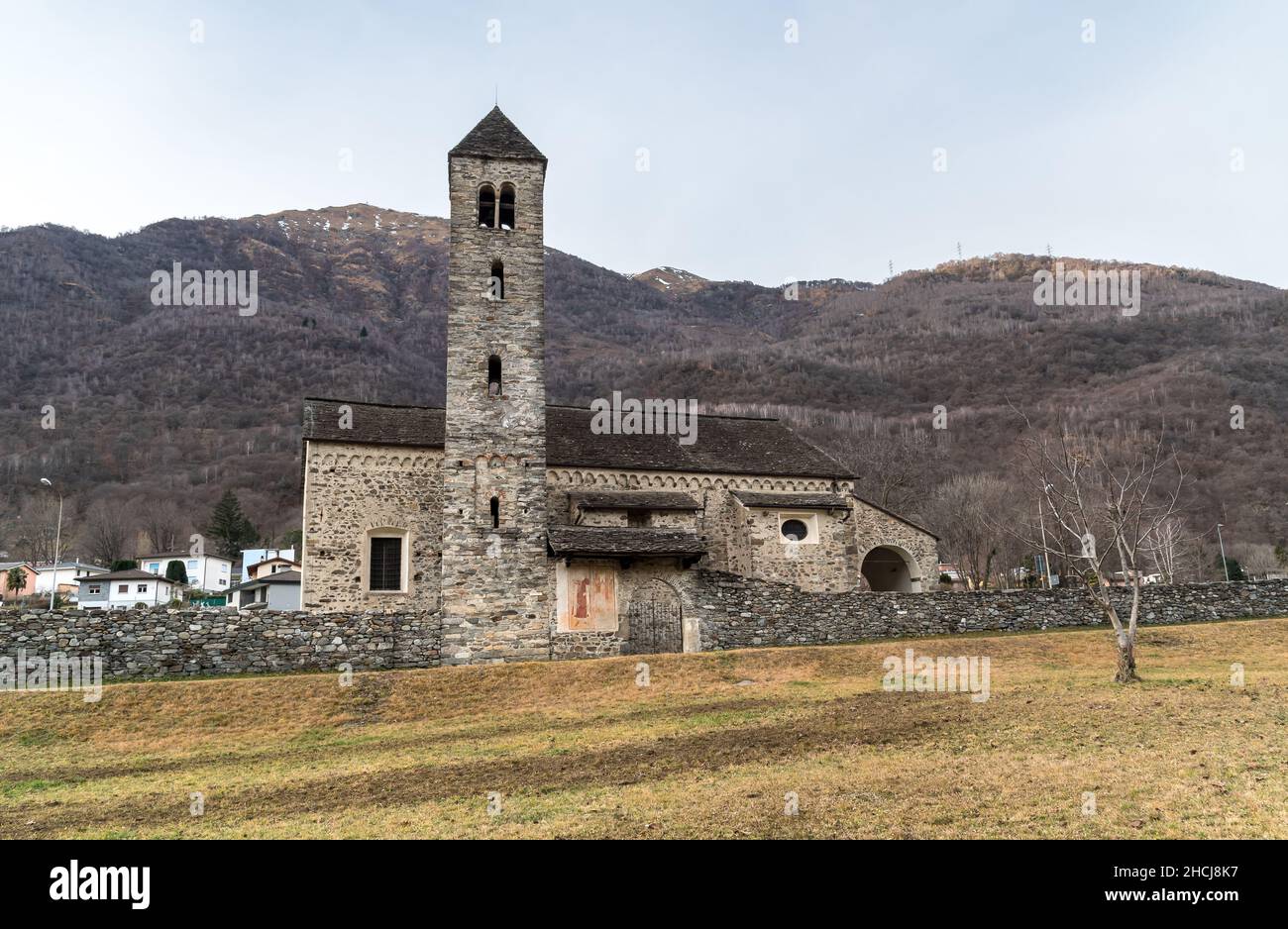 Église paroissiale catholique médiévale de San Mamete avec le clocher de Mezzovico, Tessin, Suisse Banque D'Images