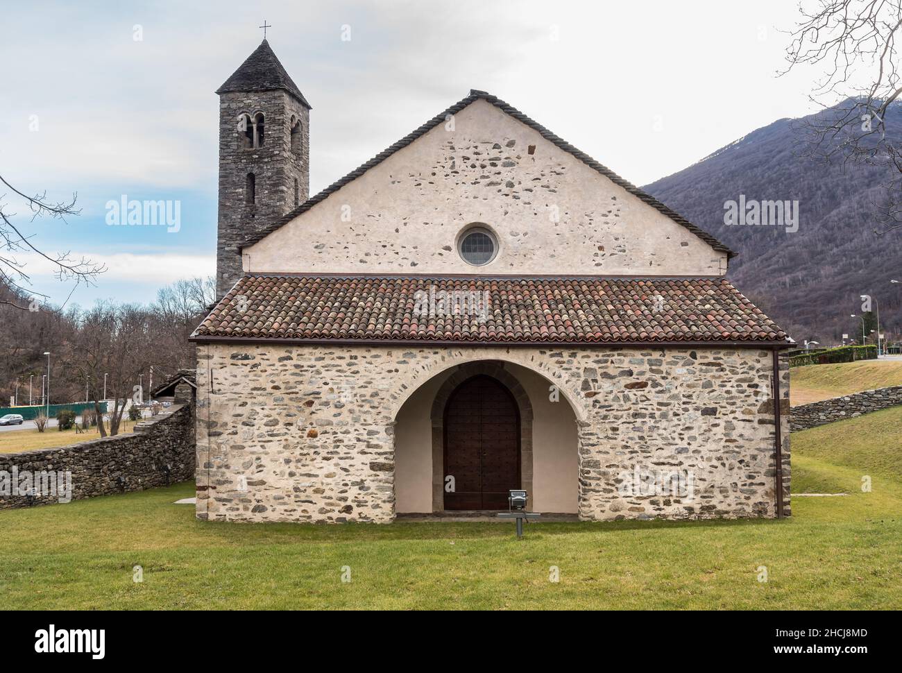Église paroissiale catholique médiévale de San Mamete avec le clocher de Mezzovico, Tessin, Suisse Banque D'Images