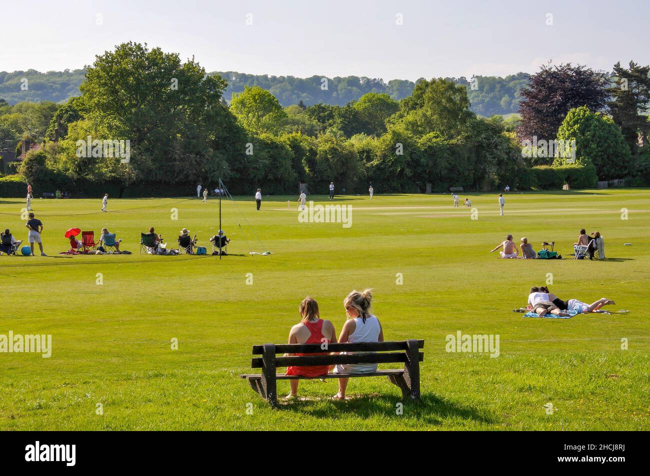 Match de cricket sur vert, Oxted, Surrey, Angleterre, Royaume-Uni Banque D'Images