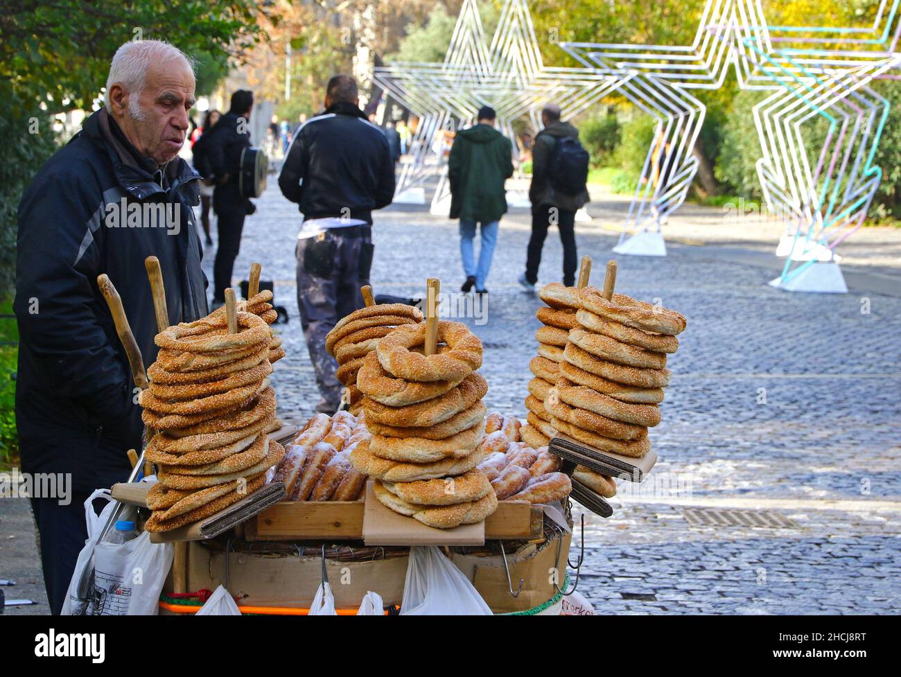 Athènes, Grèce - 21 décembre 2019: Vendeur de rue inconnu vendant des bagels traditionnels grecs croustillants au sésame (Koulouri) sur le Dionysiou Areopagitou Banque D'Images