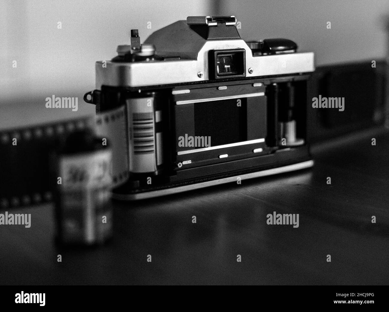 Prise de vue en niveaux de gris d'un ancien appareil photo à film sur la table Banque D'Images