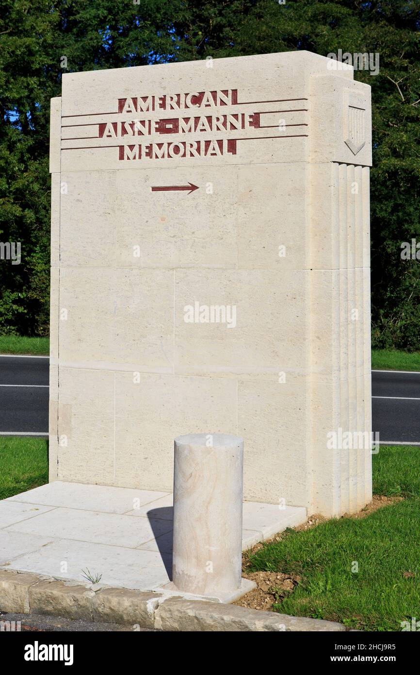Marqueur routier à l'entrée du Mémorial de l'Aisne-Marne de la première Guerre mondiale à Château-Thierry (Aisne), France Banque D'Images