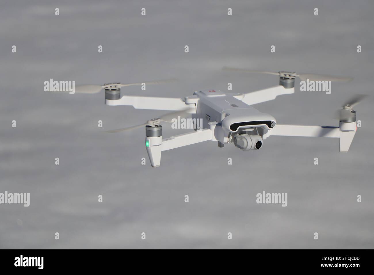 Un drone blanc volant sur fond blanc neige.Photo de haute qualité Banque D'Images