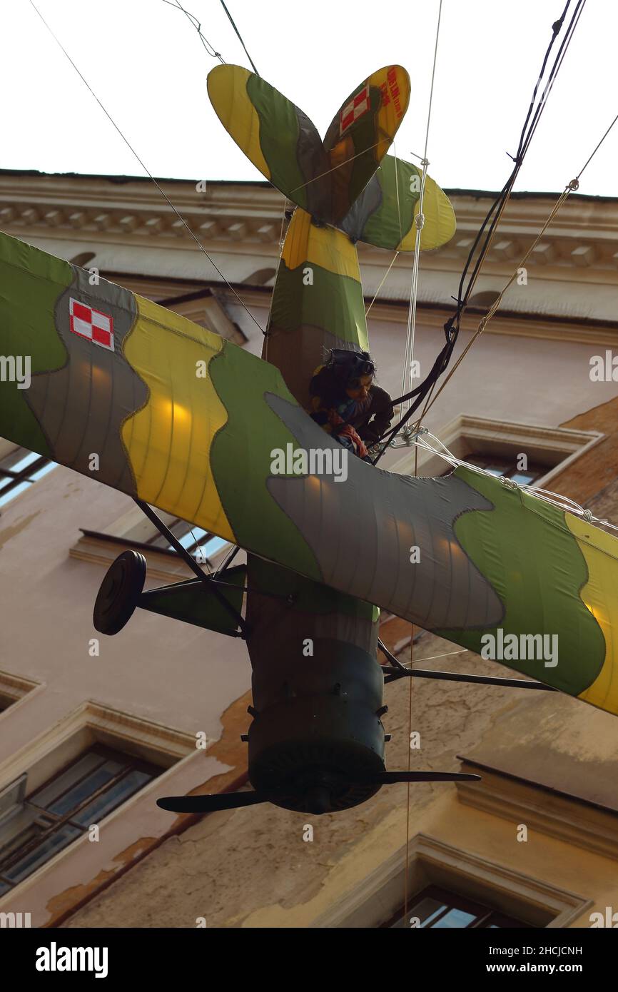 Gros plan d'un avion militaire d'époque suspendu dans les rues de Lublin en Pologne Banque D'Images Gros plan d'un avion militaire d'époque suspendu dans les rues de Lublin en Pologne Banque D'Images