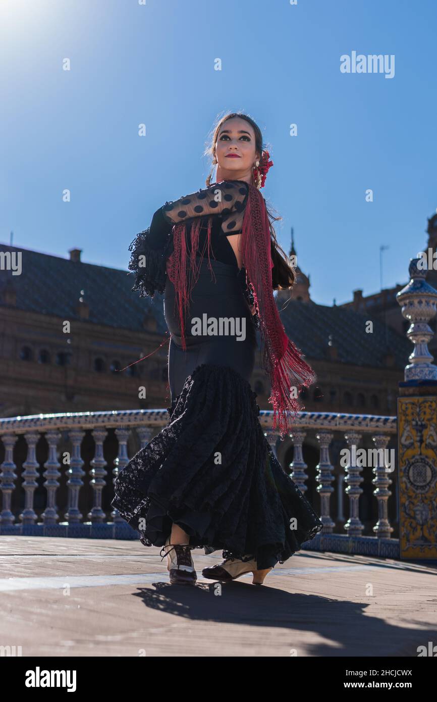 Danse de flamenco de beauté sur un pont en plein air Banque D'Images