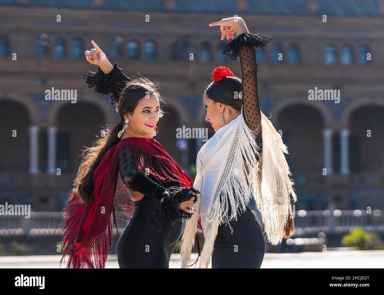 Deux danseurs de flamenco se produisent face à face à l'extérieur Banque D'Images