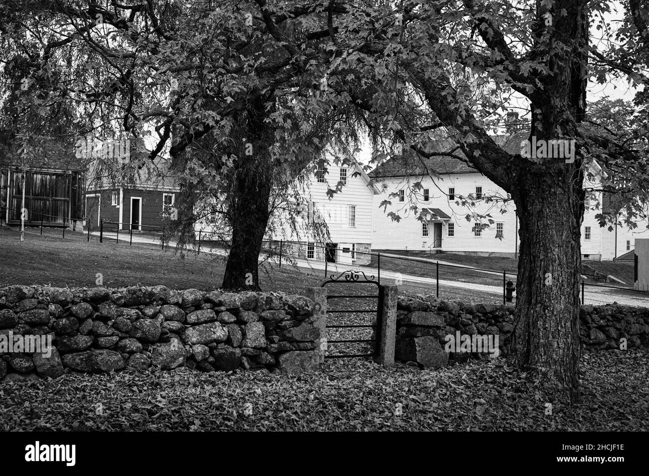 La porte principale du parc avec la boutique du menuisier et la boutique des frères visibles en arrière-plan.Canterbury Shaker Village, New Hampshire États-Unis.Capturer Banque D'Images