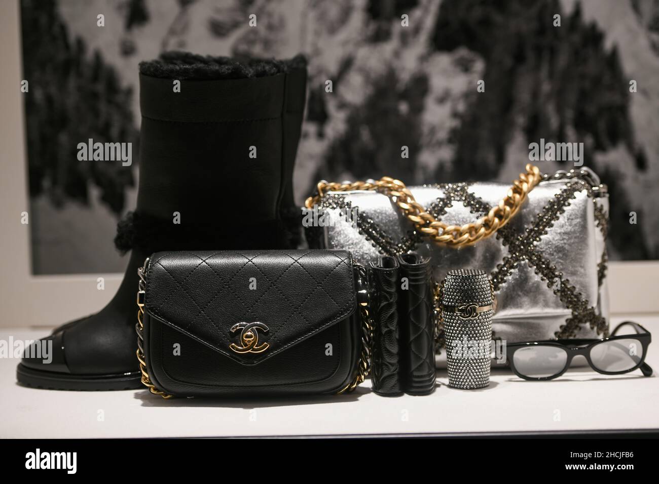 Milan, Italie - 24 septembre 2021 : vêtements et accessoires de luxe et à la mode Chanel de la nouvelle collection 2022, vitrine close-up Banque D'Images