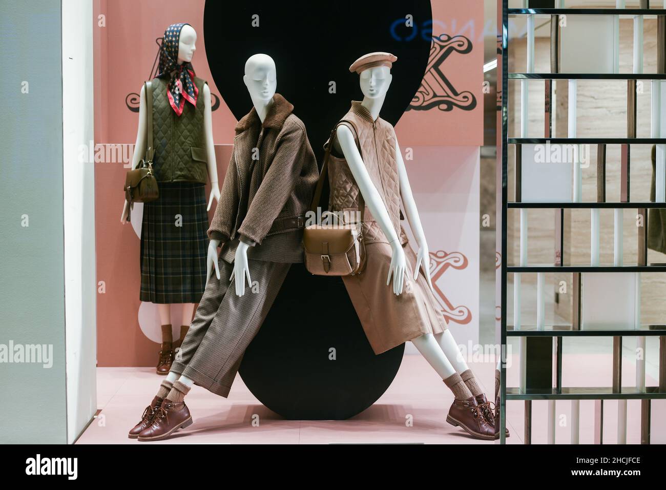 Milan, Italie - 24 septembre 2021 : vêtements et accessoires de luxe et à la mode Max Mara de la nouvelle collection 2022, vitrine close-up Banque D'Images