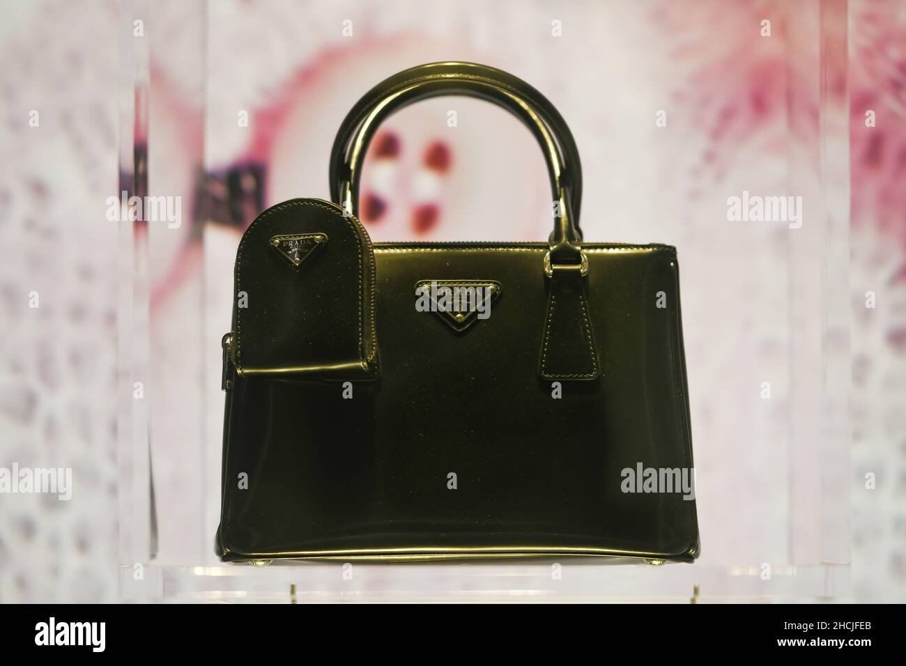 Milan, Italie - 24 septembre 2021 : sac à main Prada de luxe et à la mode  de la nouvelle collection 2022, vitrine de présentation en gros plan Photo  Stock - Alamy