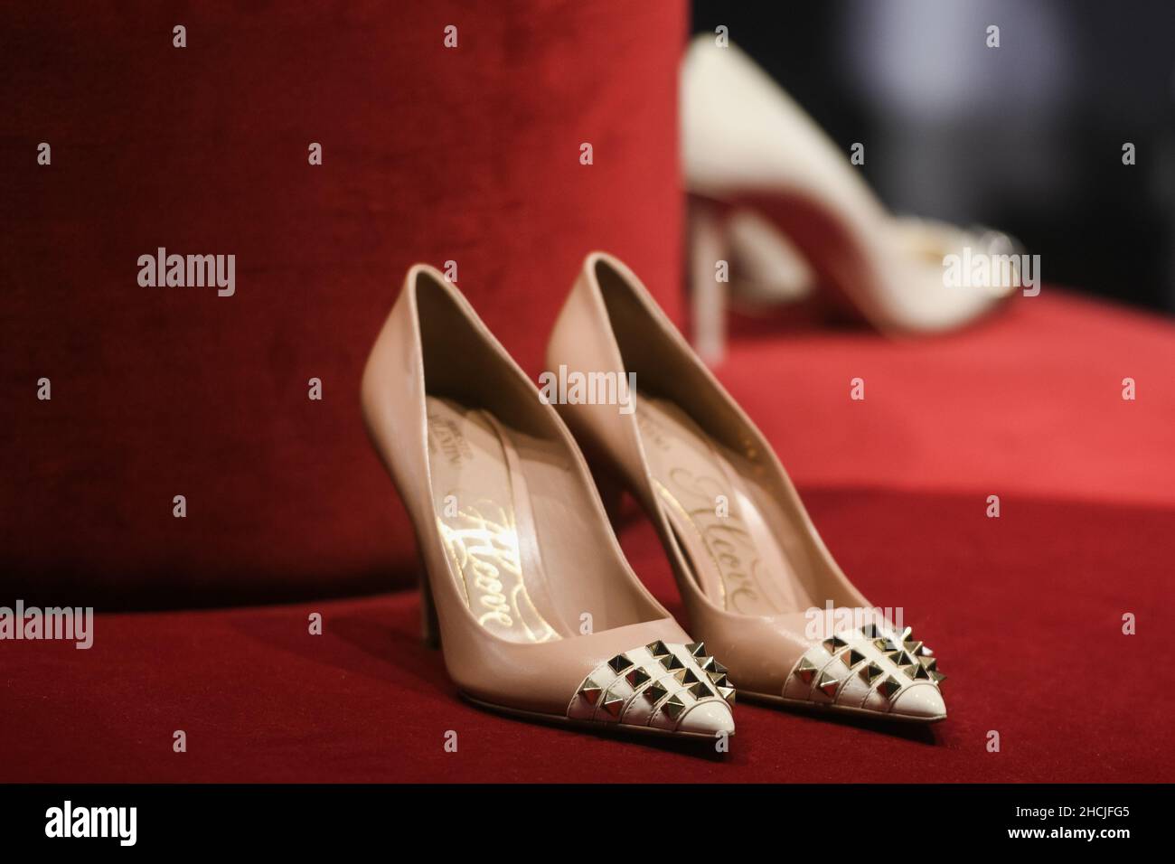 Milan, Italie - 24 septembre 2021 : chaussures de luxe et à la mode  Valentino de la nouvelle collection 2022, vitrine close-up Photo Stock -  Alamy