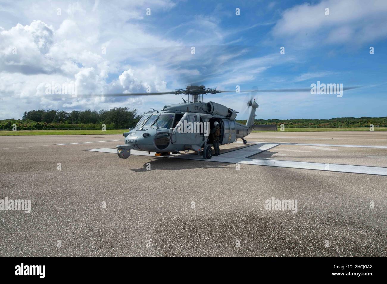 211223-N-TL932-1050 BASE NAVALE GUAM (DÉC23, 2021) un HMH-60s Sea Hawk, affecté aux « Chevaliers noirs » de l'Escadron de combat en mer (HSC) 4, débarque sur l'héliport de la base navale de Guam, le 23 décembre 2021.Carl Vinson Carrier Strike Group est en cours de déploiement prévu dans la zone d'exploitation de la flotte américaine 7th afin d'améliorer l'interopérabilité par le biais d'alliances et de partenariats tout en servant de force de réponse prête à l'emploi pour soutenir une région Indo-Pacifique libre et ouverte.(É.-U.Navy photo by Mass communication Specialist Seaman Apprentice Joshua SAPIEN) Banque D'Images