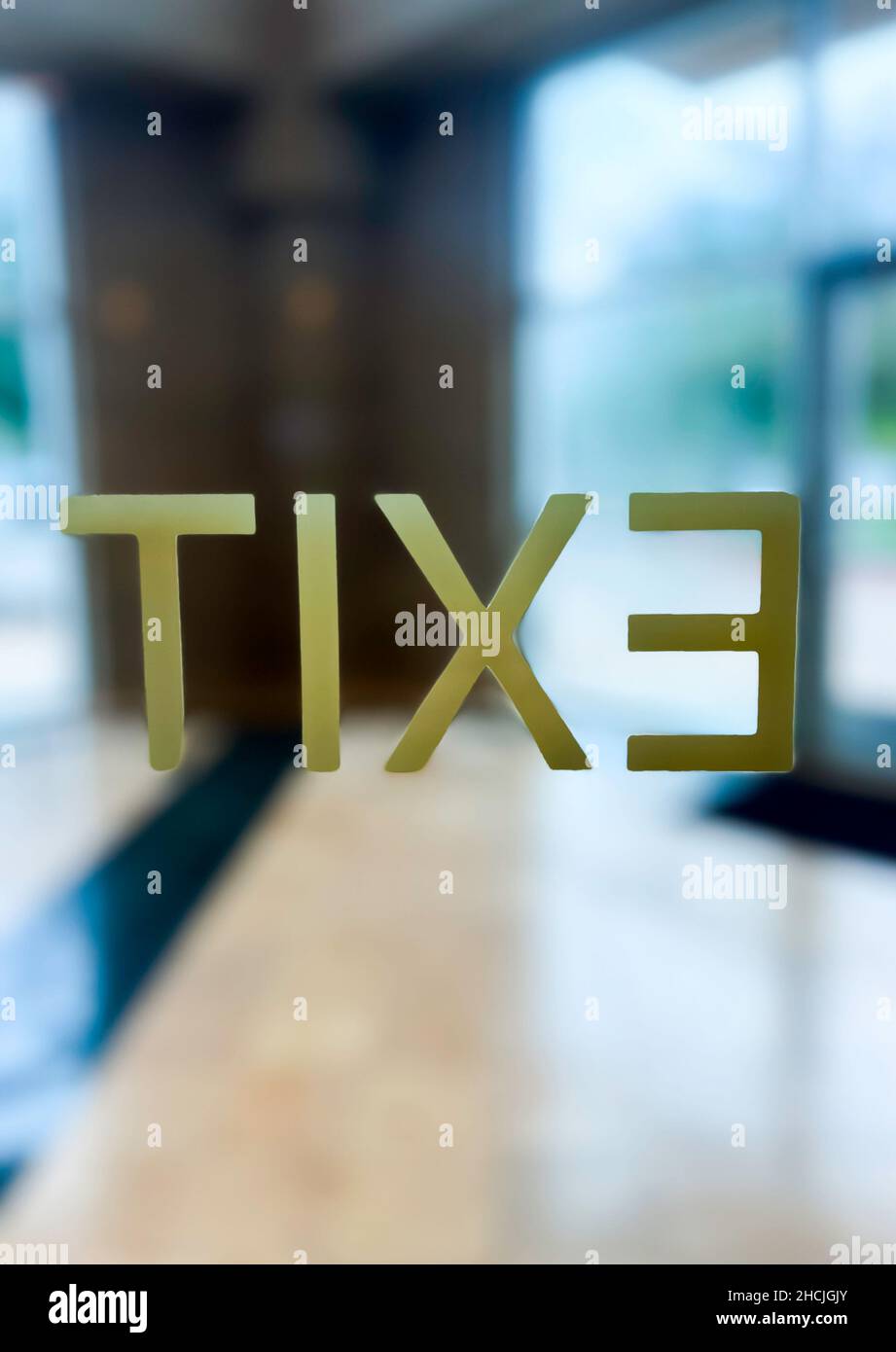 Lecture de l'enseigne de sortie de l'intérieur de la porte.Perception visuelle Banque D'Images