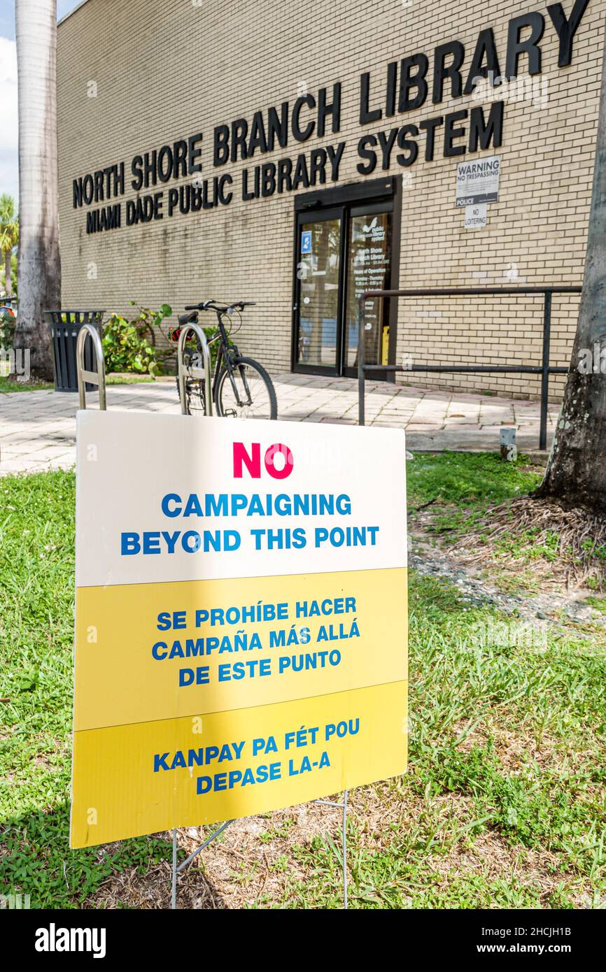 Miami Beach Florida North Shore Branch public Library extérieur panneau avis vote à l'avance multilingue créole espagnol langues anglais pas de campa Banque D'Images