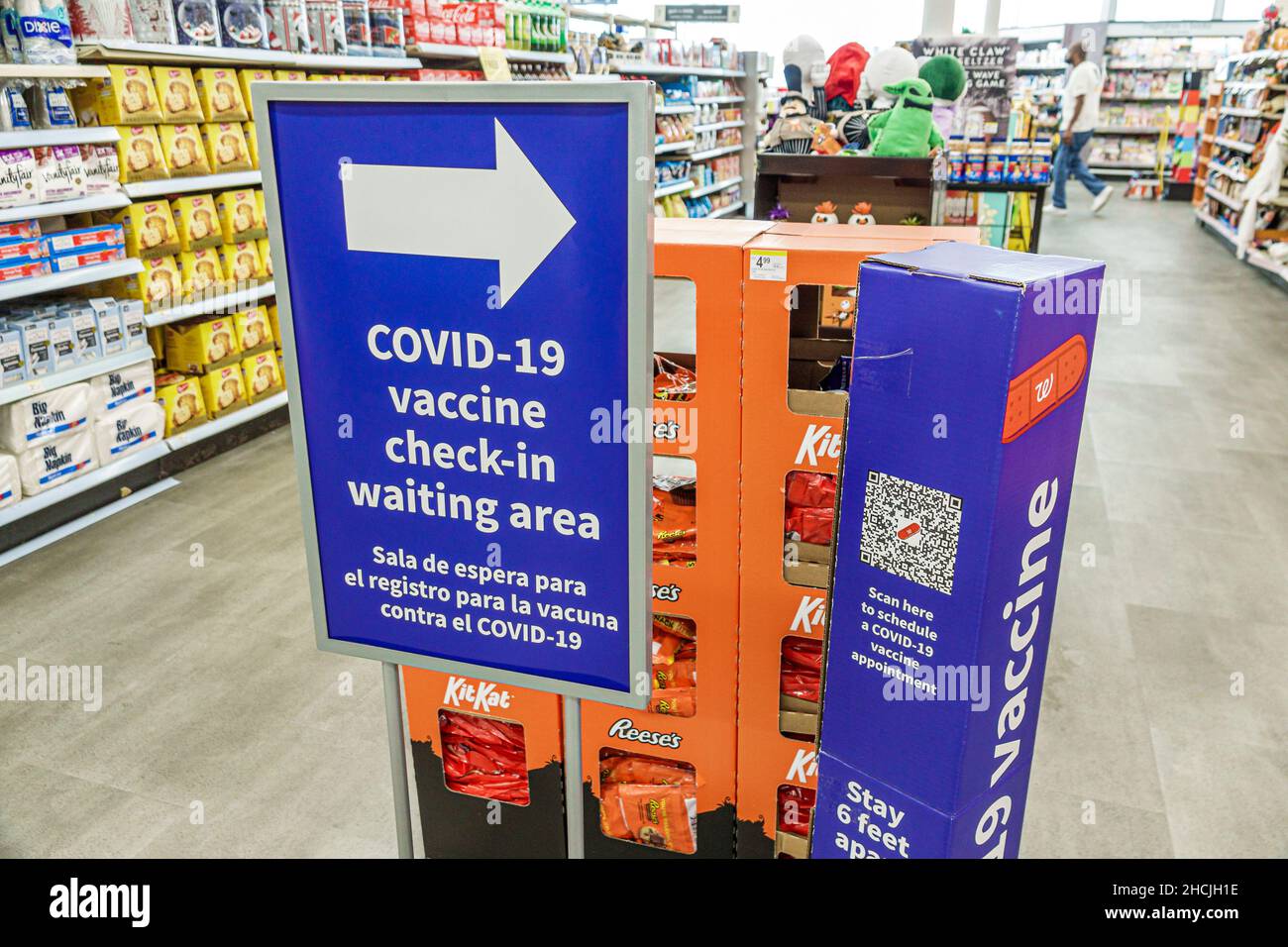 Miami Beach Florida pharmacie Walgreens pharmacie à l'intérieur de l'affiche d'avis Covid-19 vaccins check-in aire d'attente bilingue espagnol langue anglaise Banque D'Images