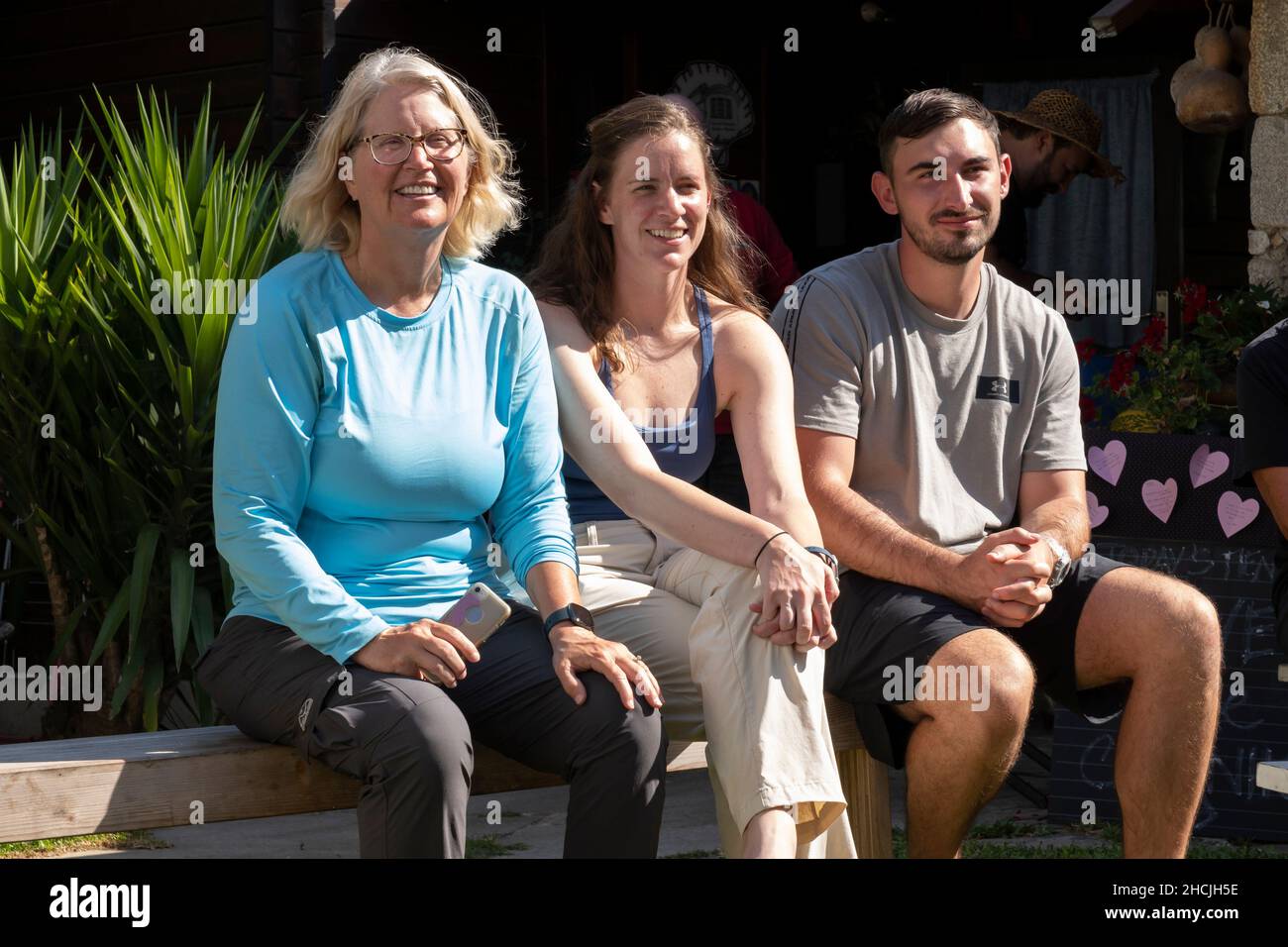 Des pèlerins des États-Unis et d'Allemagne assistent au mariage inattendu de deux pèlerins à l'Albergue de Peregrinos Casa da Fernanda le long du Camino Por Banque D'Images