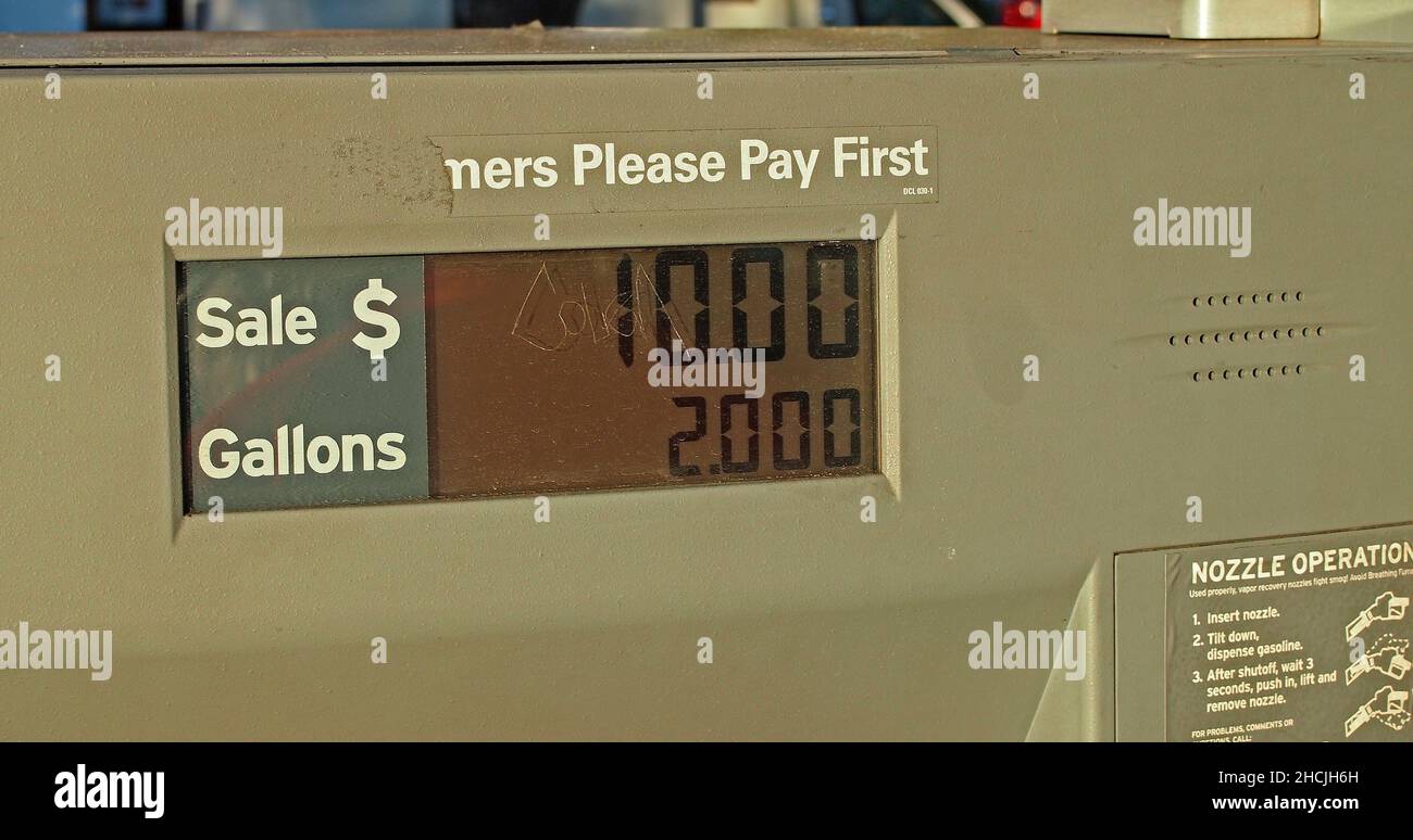 Vente de pompe à essence américaine en dollars et gallons Banque D'Images