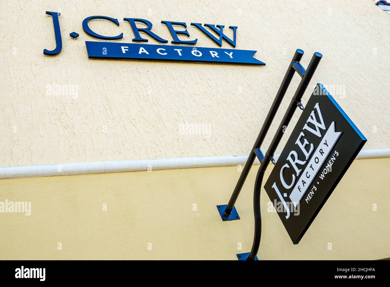 Orlando Florida Orlando Vineland Premium Outlets magasin d'usine de magasins d'usine de mode galerie marchande J. Crew pour hommes affiche de vêtements pour femmes extérieur Banque D'Images