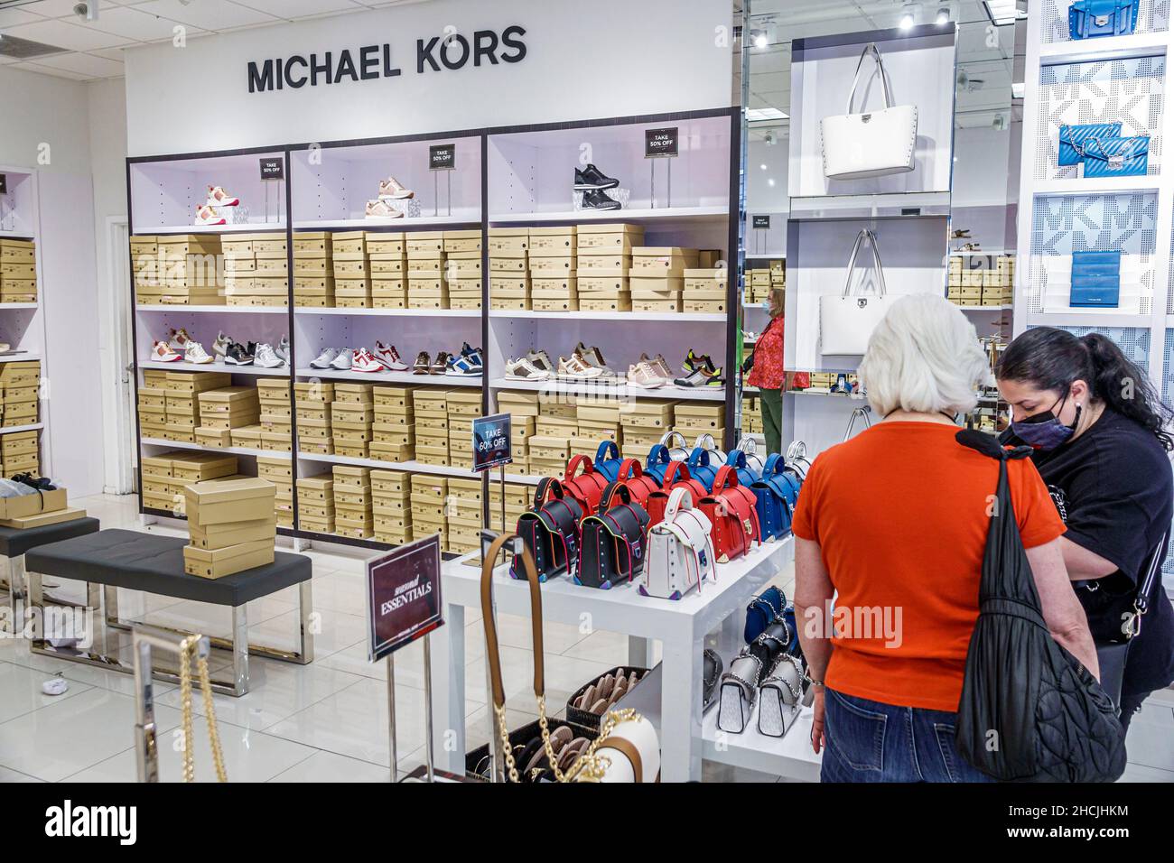 Orlando Florida Orlando Vineland Premium Outlets magasin d'usine Fashion Mall shopping Michael Kors accessoires pour femmes à l'intérieur des présentoirs Banque D'Images