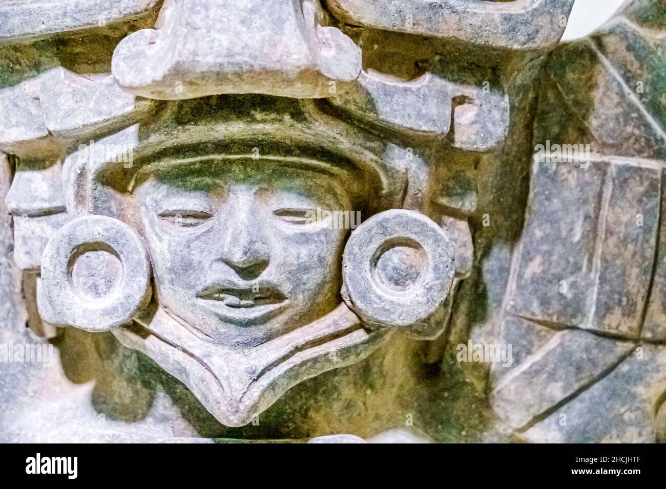 Orlando Florida Museum of Art intérieur art intérieur collection exchibit galerie assis figure urne céramique Zapotec headaddress oreille ornements 300 ce 600 Banque D'Images