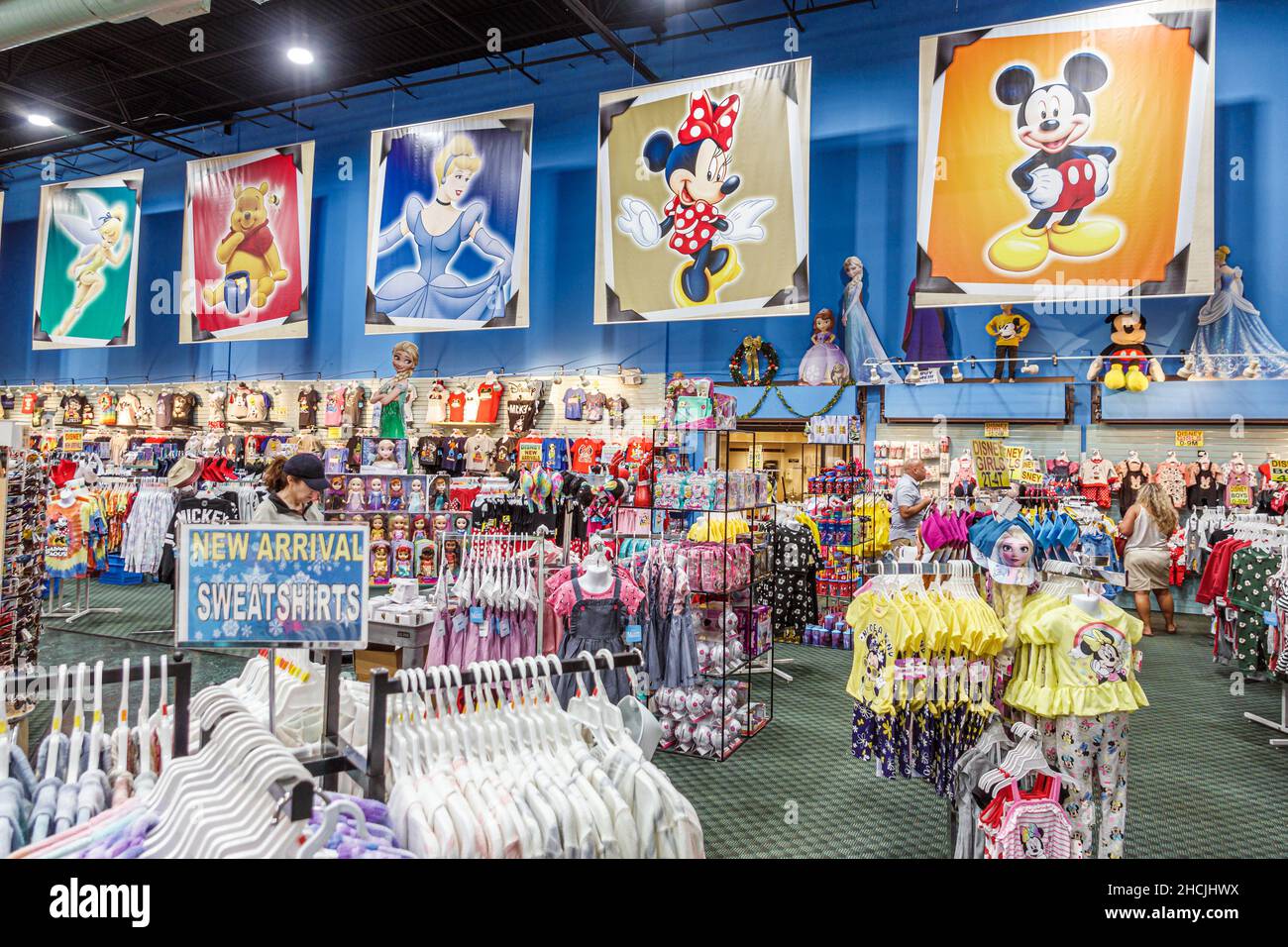 Orlando Florida South Apopka Vineland Road Bargain World Gift Shop souvenirs objets de collection à l'intérieur de bannières de personnages Disney Banque D'Images